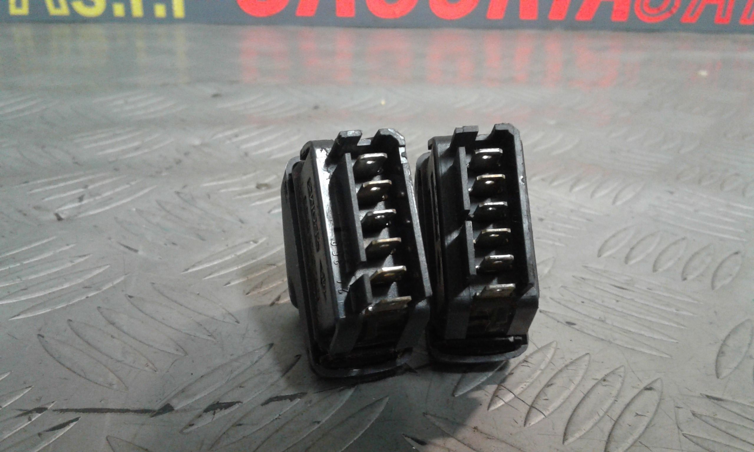 Interruttore Alzacristalli Porta Ant. Sinistro Usato