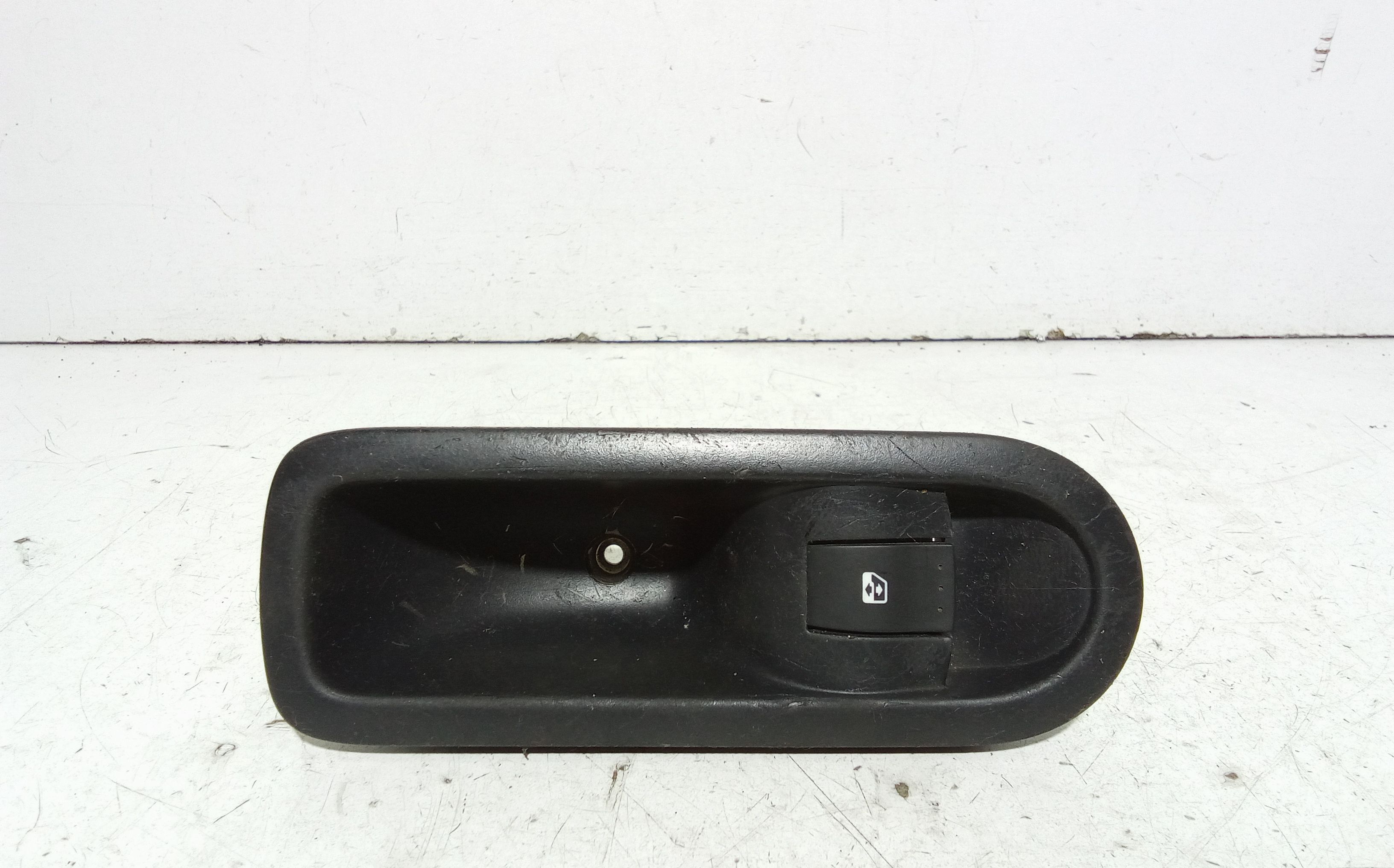 Interruttore Alzacristalli Porta Ant. Destro 8200170758 Usato