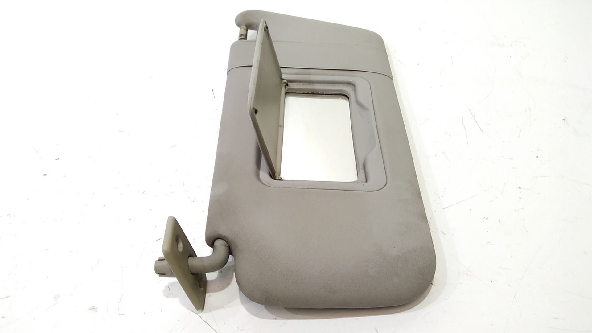 Aletta Parasole Parabrezza Sinistro A1688100110 Usato