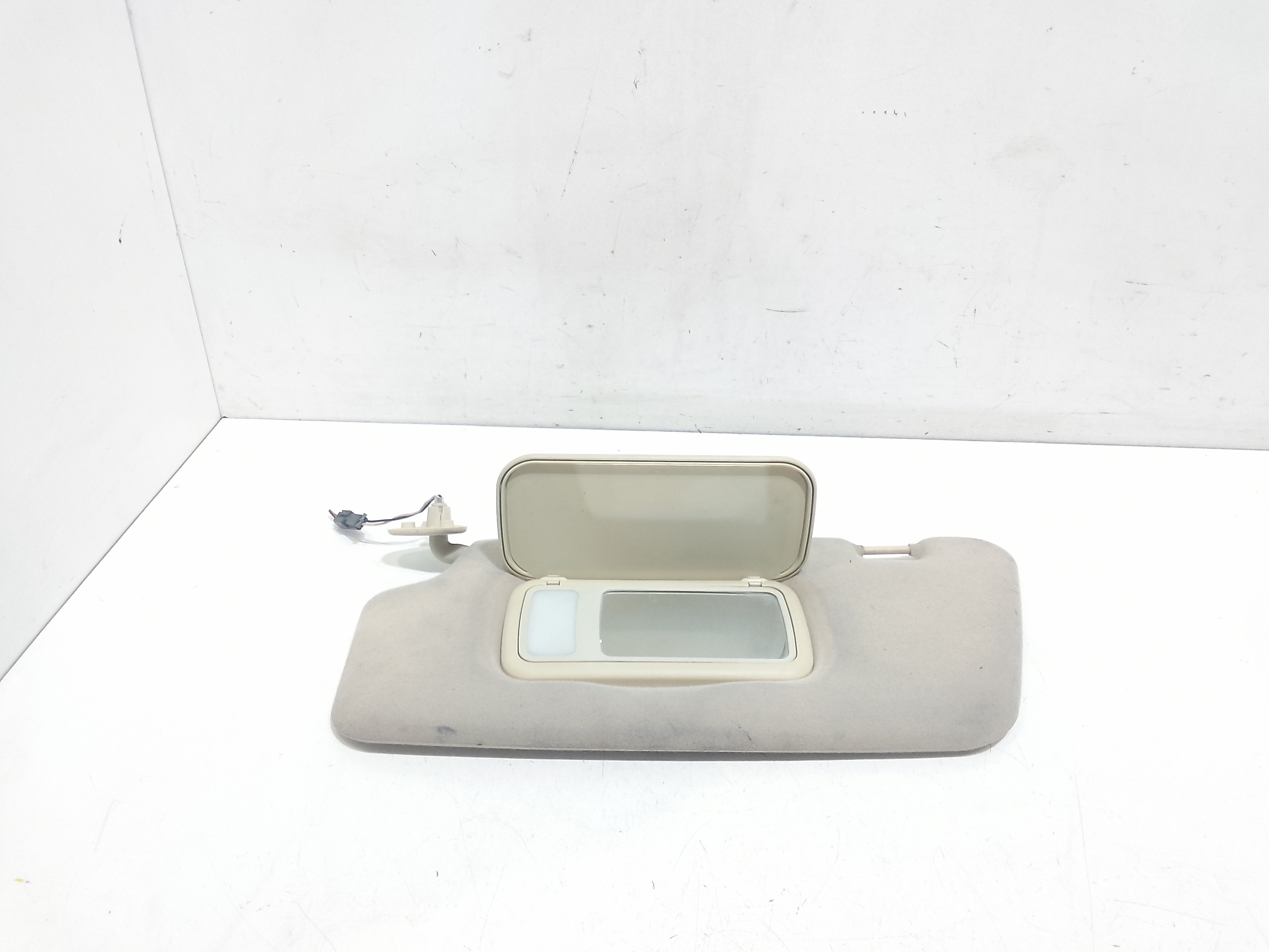 Aletta Parasole Parabrezza Sinistro A16381001107D68 Usato