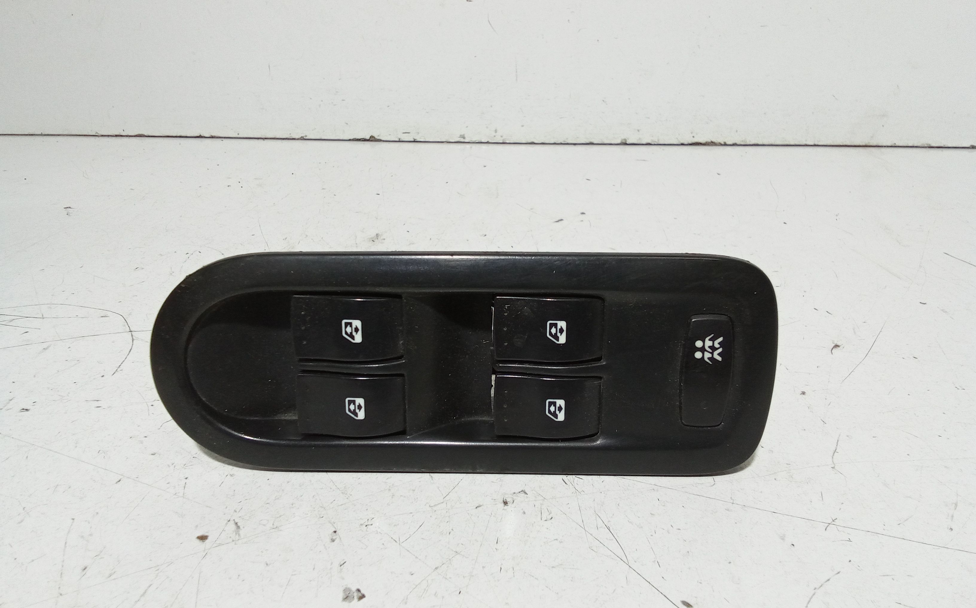 Interruttore Alzacristalli Porta Ant. Sinistro 8200108269 Usato