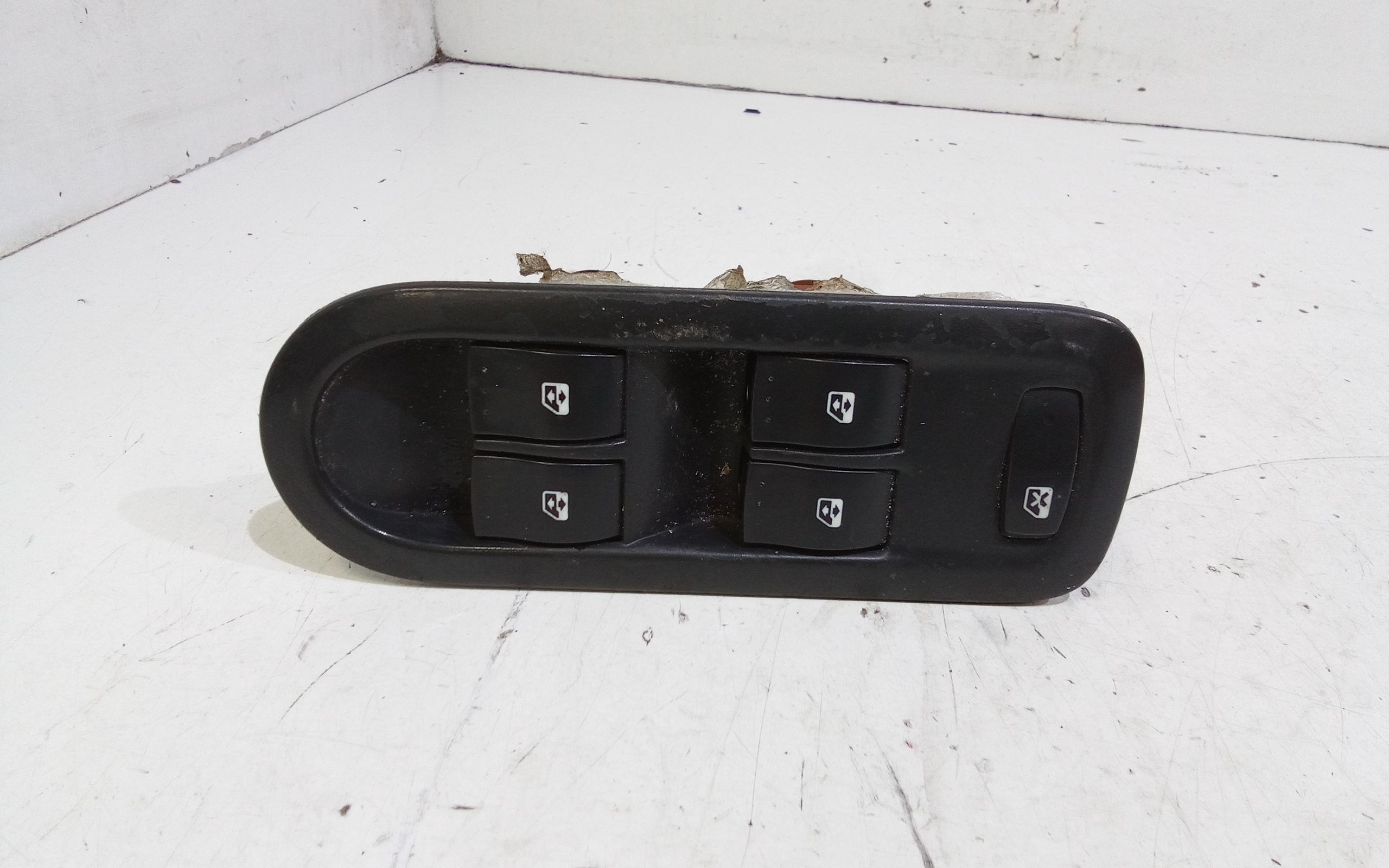 Interruttore Alzacristalli Porta Ant. Sinistro 8200108269 Usato