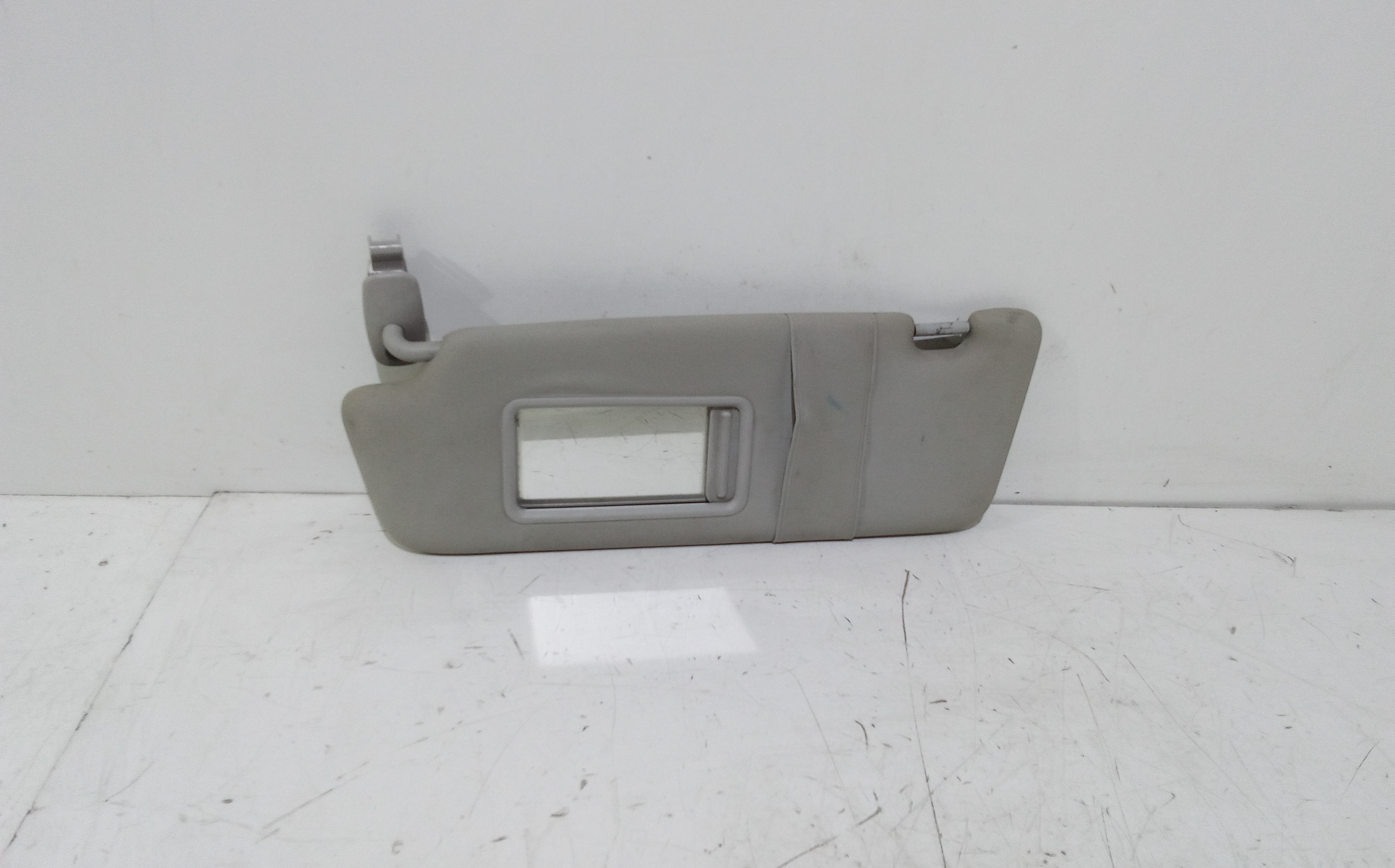 Aletta Parasole Parabrezza Sinistro 8P0857551AE5B9 Usato