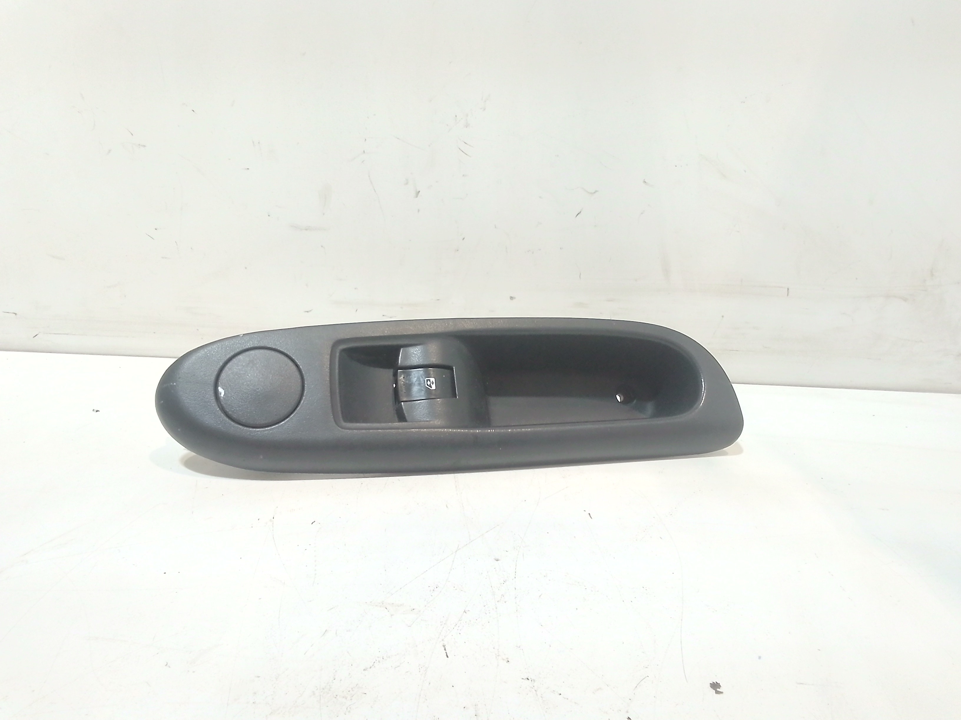 Interruttore Alzacristalli Porta Ant. Destro 8200214936 Usato