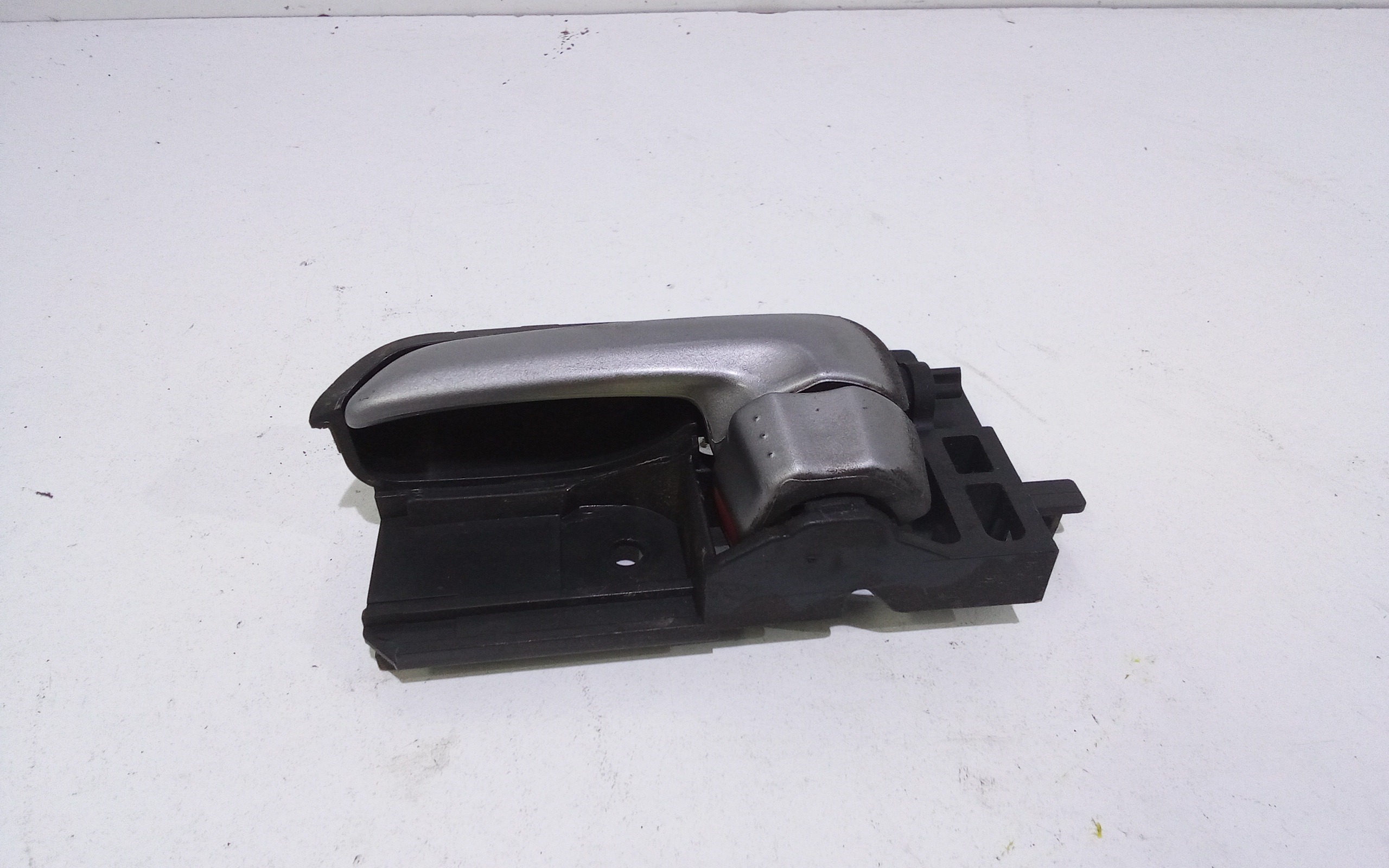 Maniglia Int. Apertura Porta Ant. Sinistro 8313062J00S1S Usato