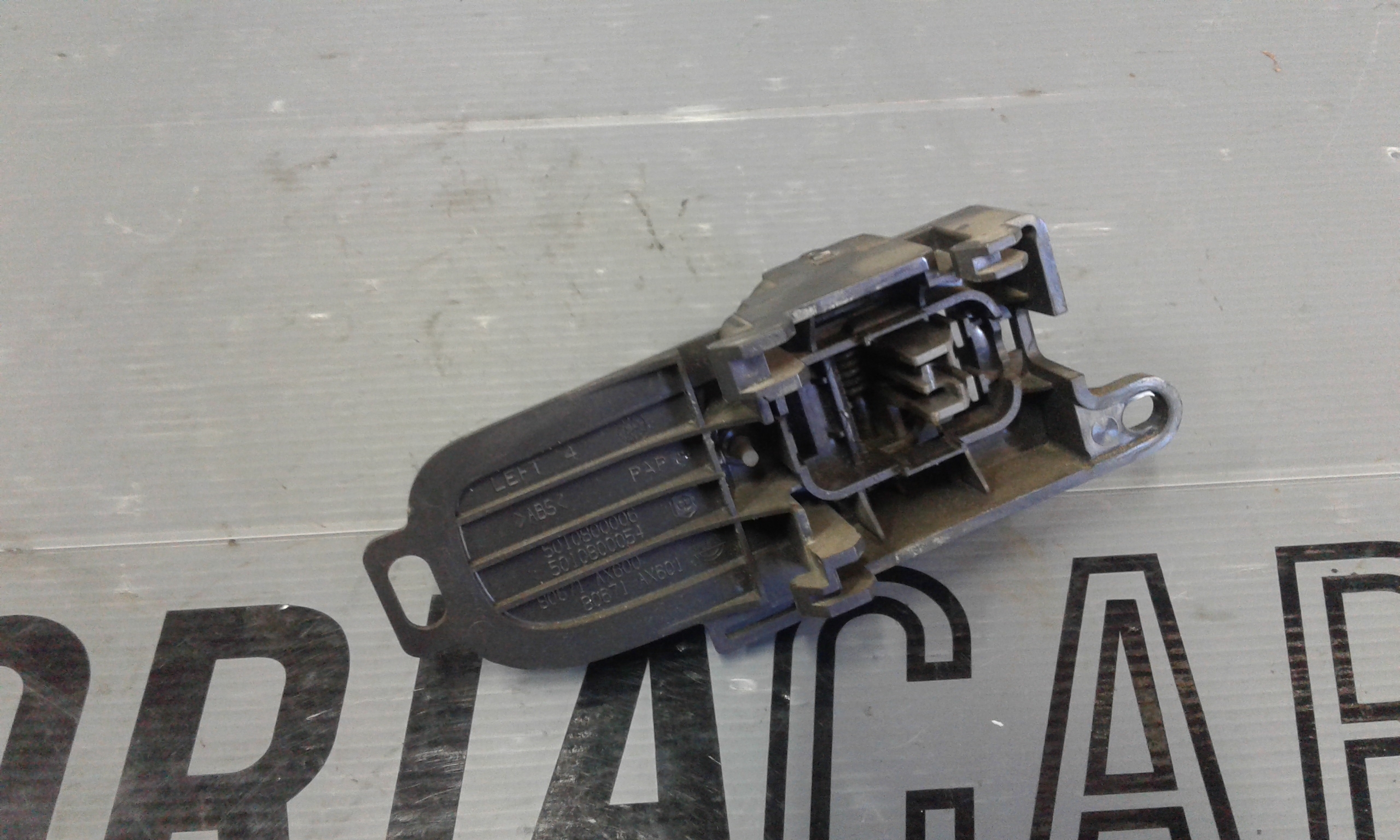 Maniglia Int. Apertura Porta Ant. Sinistro 80670AX603 Usato