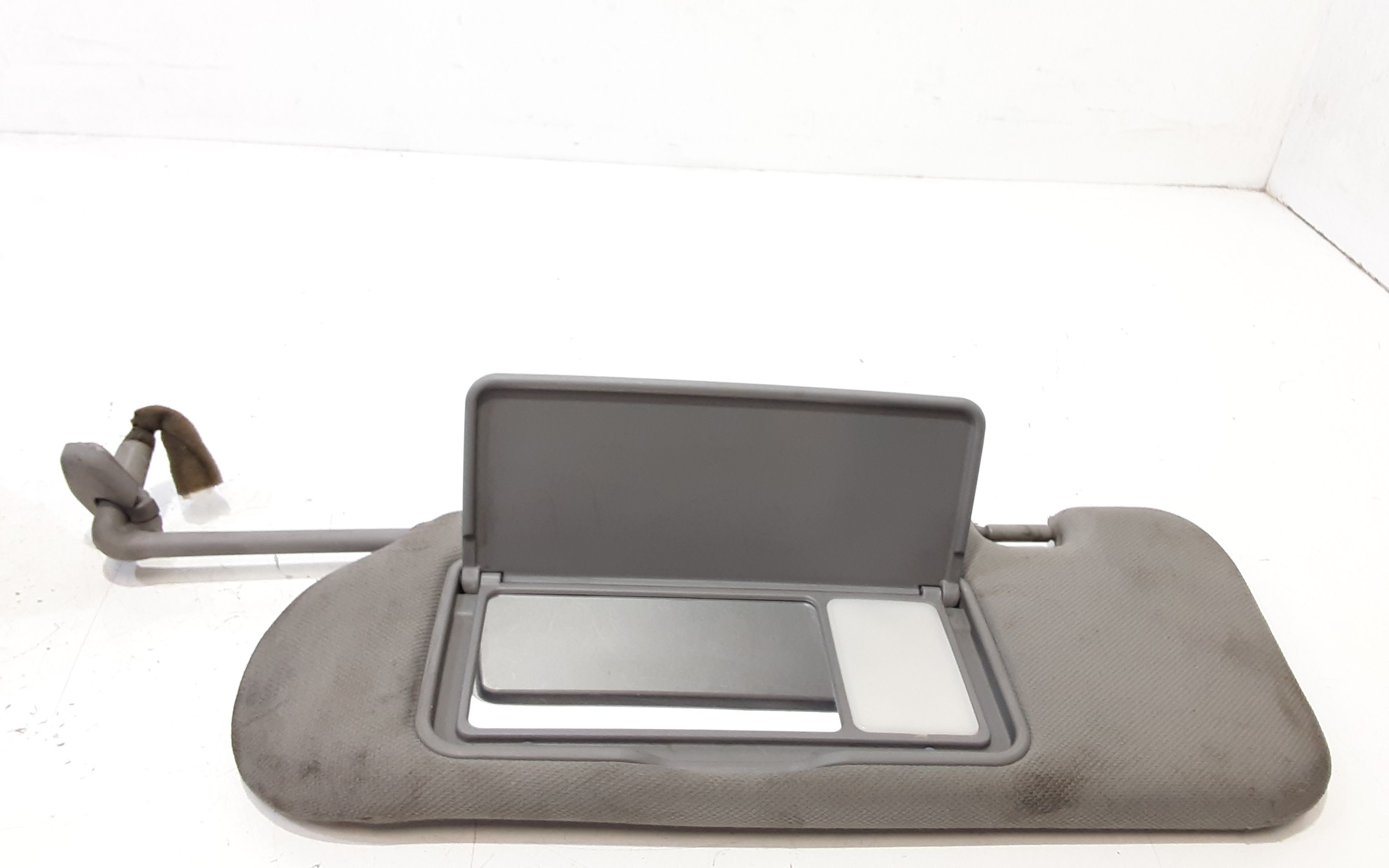 Aletta Parasole Parabrezza Sinistro 852033E01044 Usato