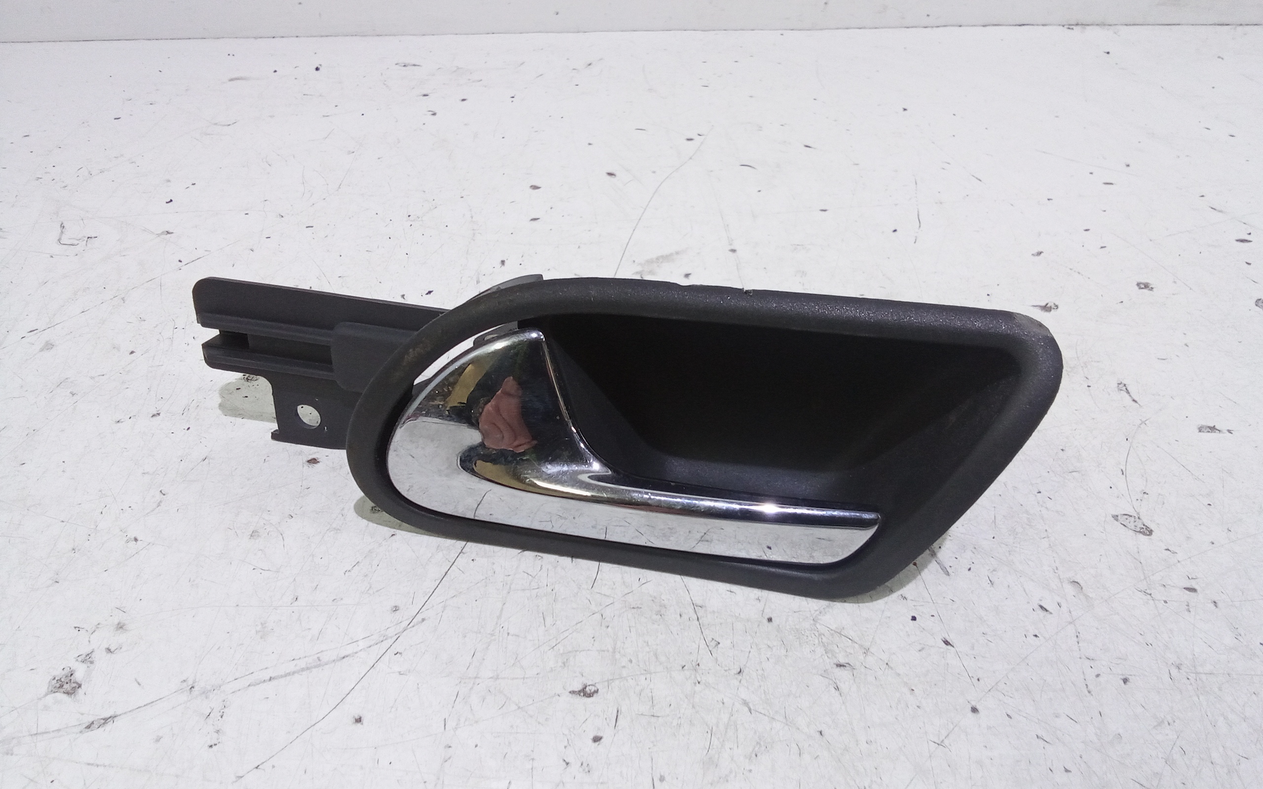 Maniglia Int. Apertura Porta Post. Sinistro 1K4839113BUAQ Usato