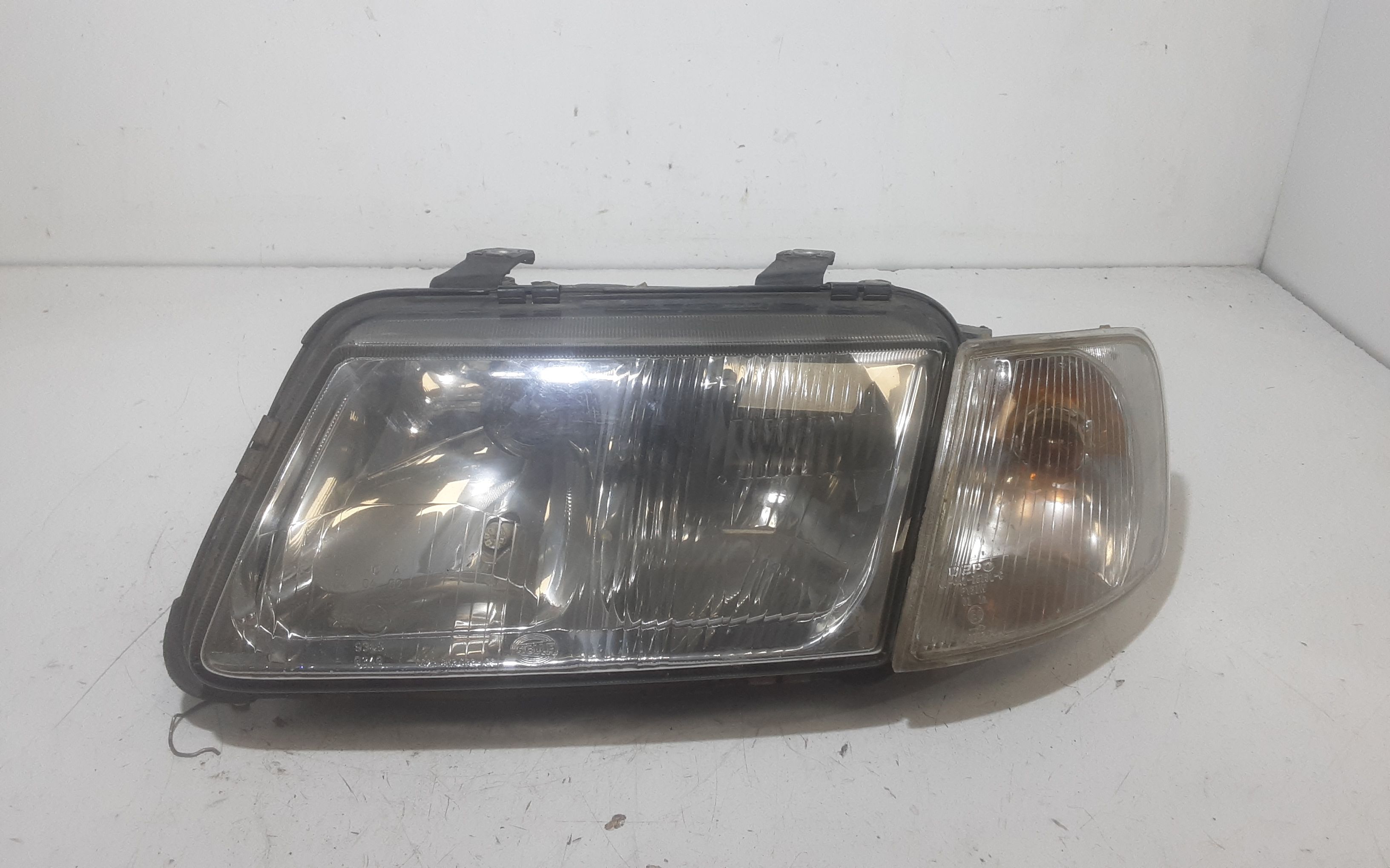 Proiettore Sinistro 8L0941003AF Usato