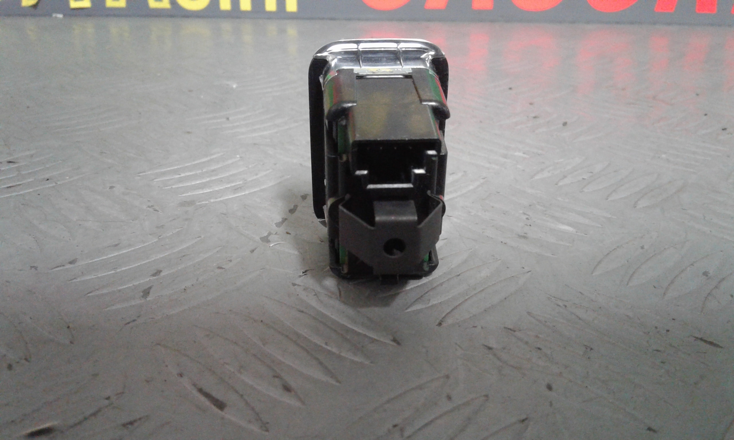 Interruttore Alzacristalli Porta Post. Sinistro A20490581029107 Usato