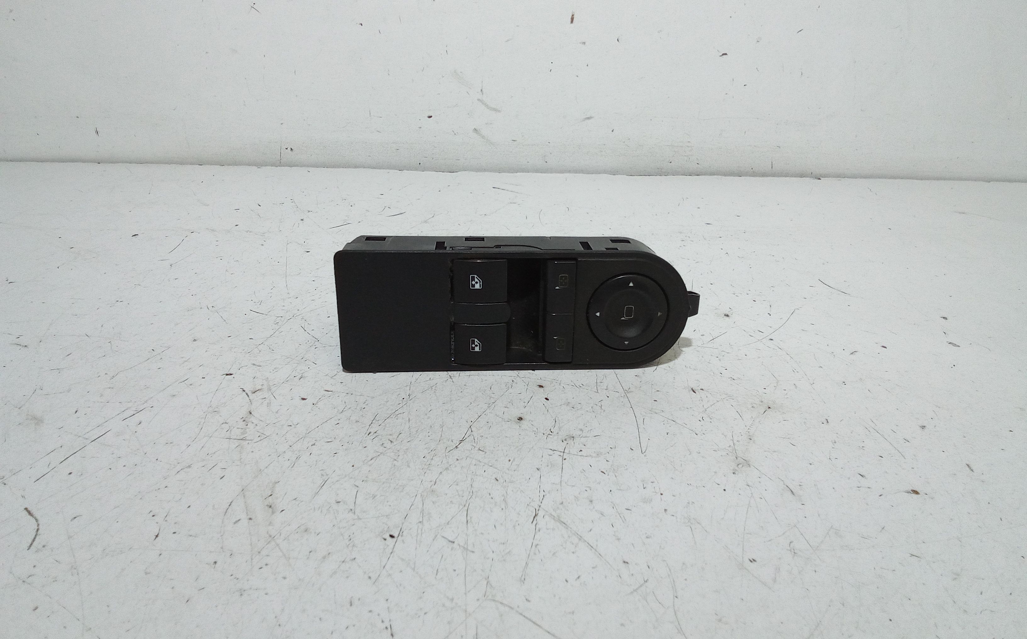 Interruttore Alzacristalli Porta Ant. Sinistro 13228876 Usato