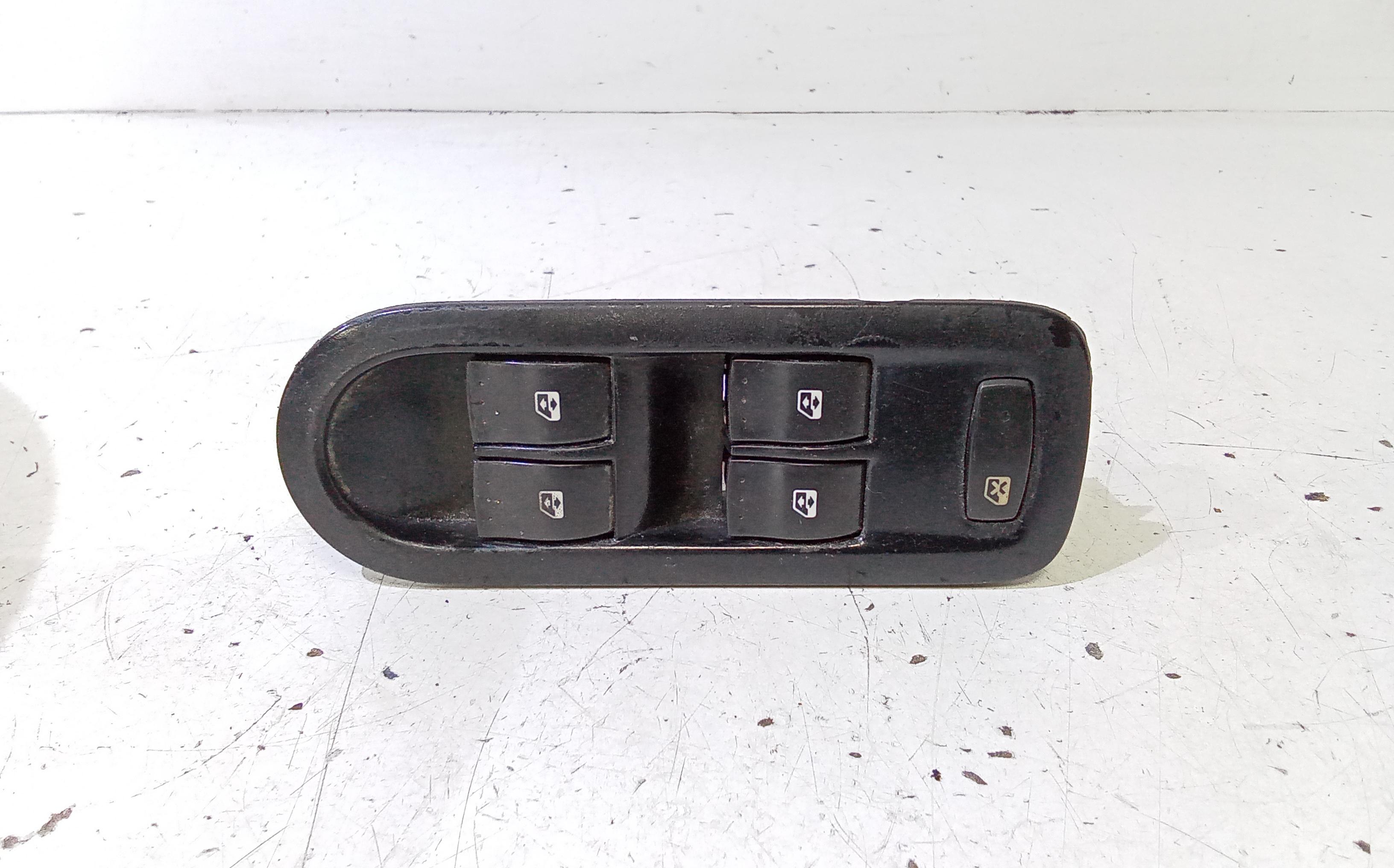 Interruttore Alzacristalli Porta Ant. Sinistro 8200107772 Usato