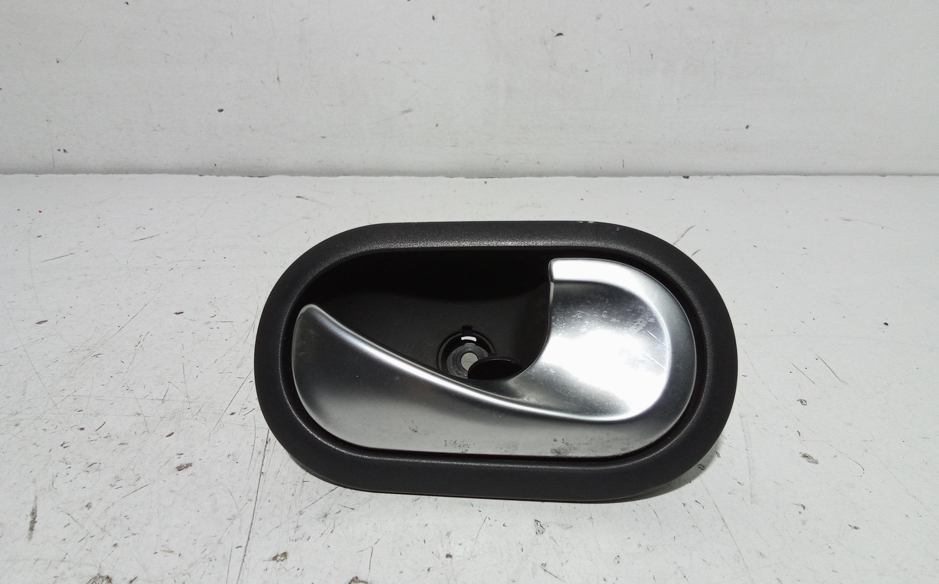 Maniglia Int. Apertura Porta Post. Destro 8200310580 Usato