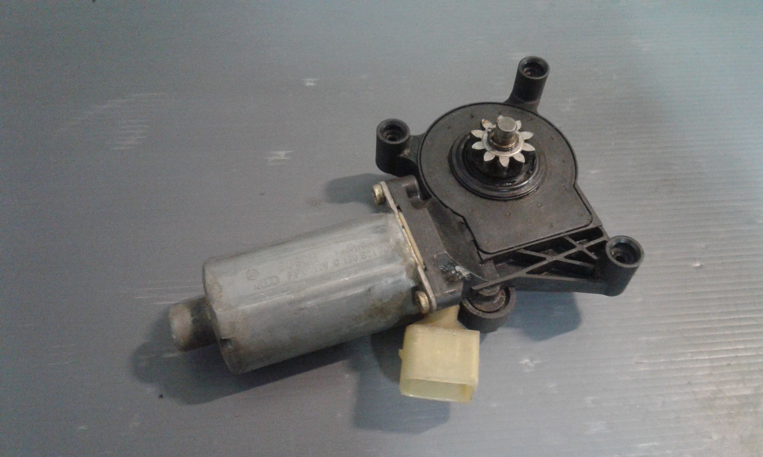 Motorino Alzacristallo Porta Ant. Destro A2108205842 Usato