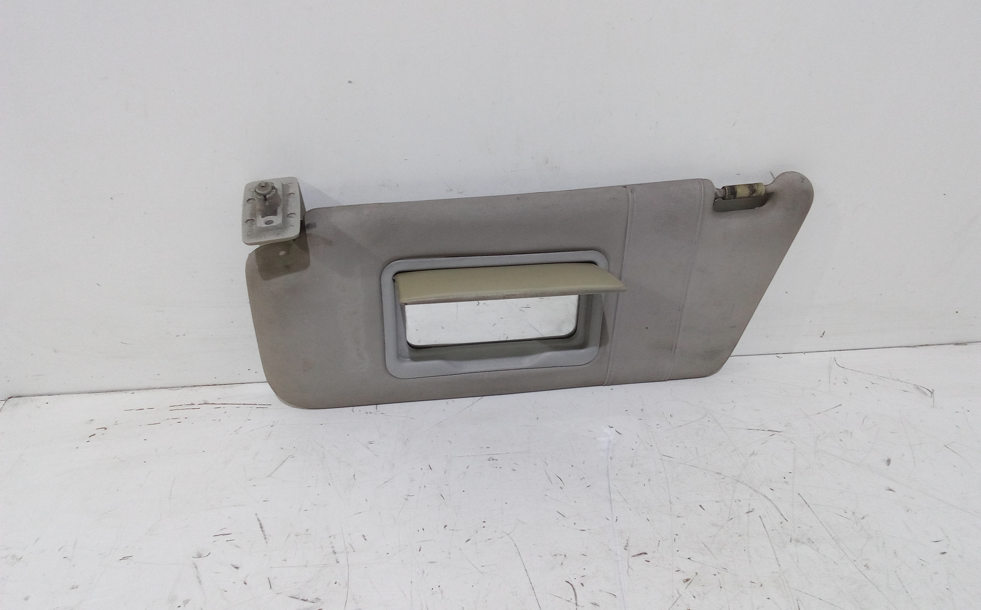 Aletta Parasole Parabrezza Sinistro A1688100110 Usato