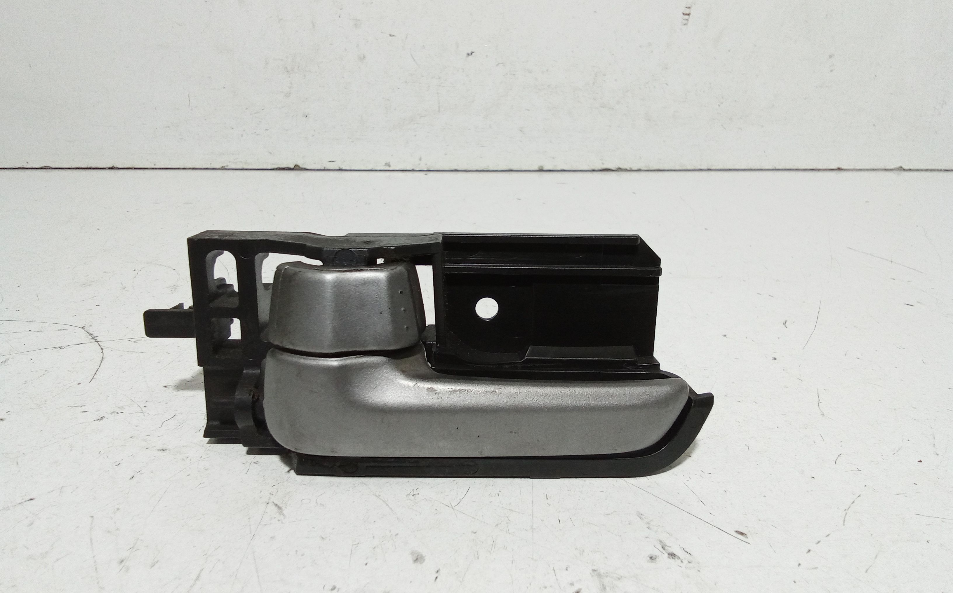 Maniglia Int. Apertura Porta Ant. Sinistro 8313062J00S1S Usato