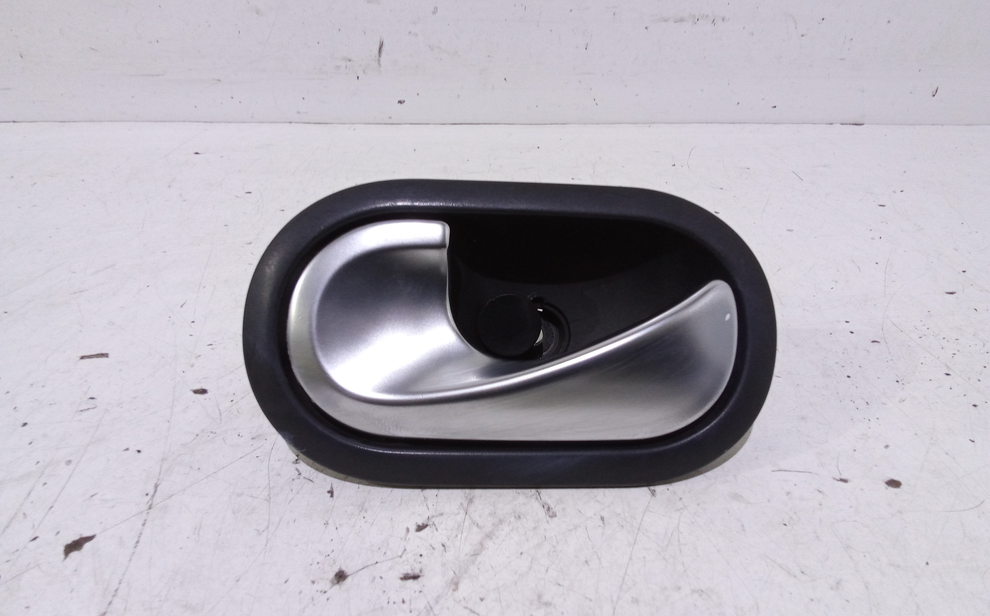 Maniglia Int. Apertura Porta Ant. Sinistro 8200028487 Usato