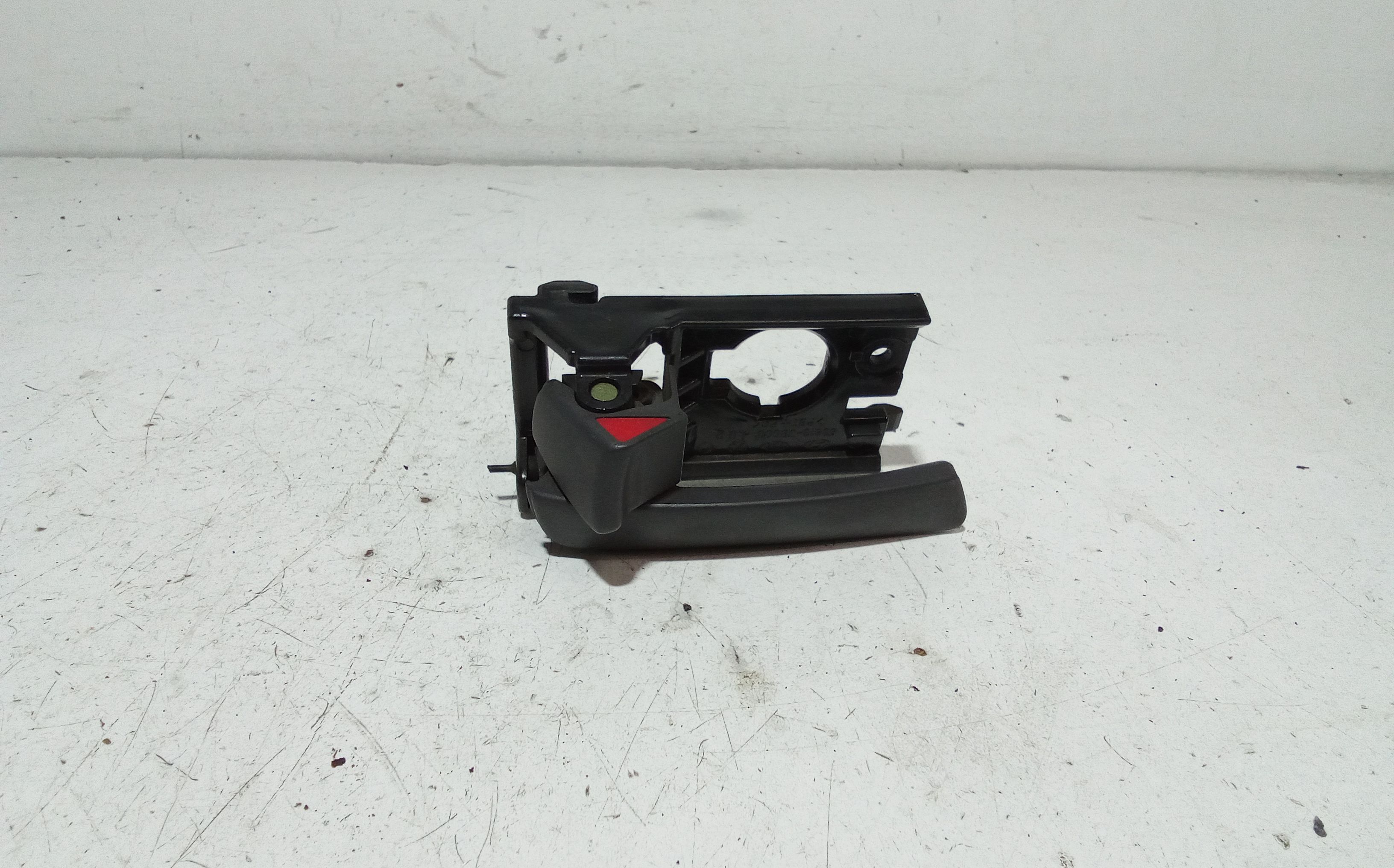 Maniglia Int. Apertura Porta Ant. Sinistro 826101G000RU Usato