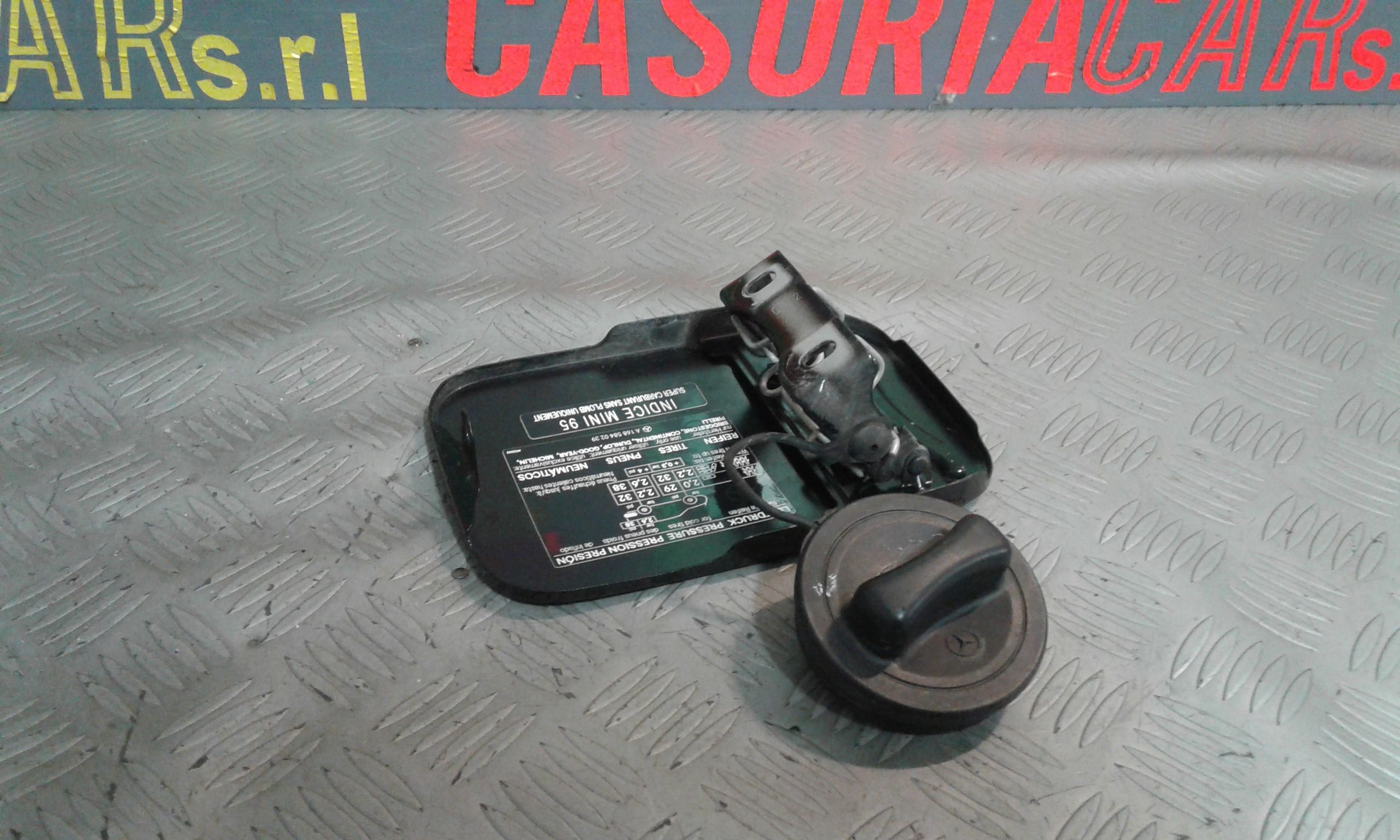 Sportello Carburante A1687500106 Usato