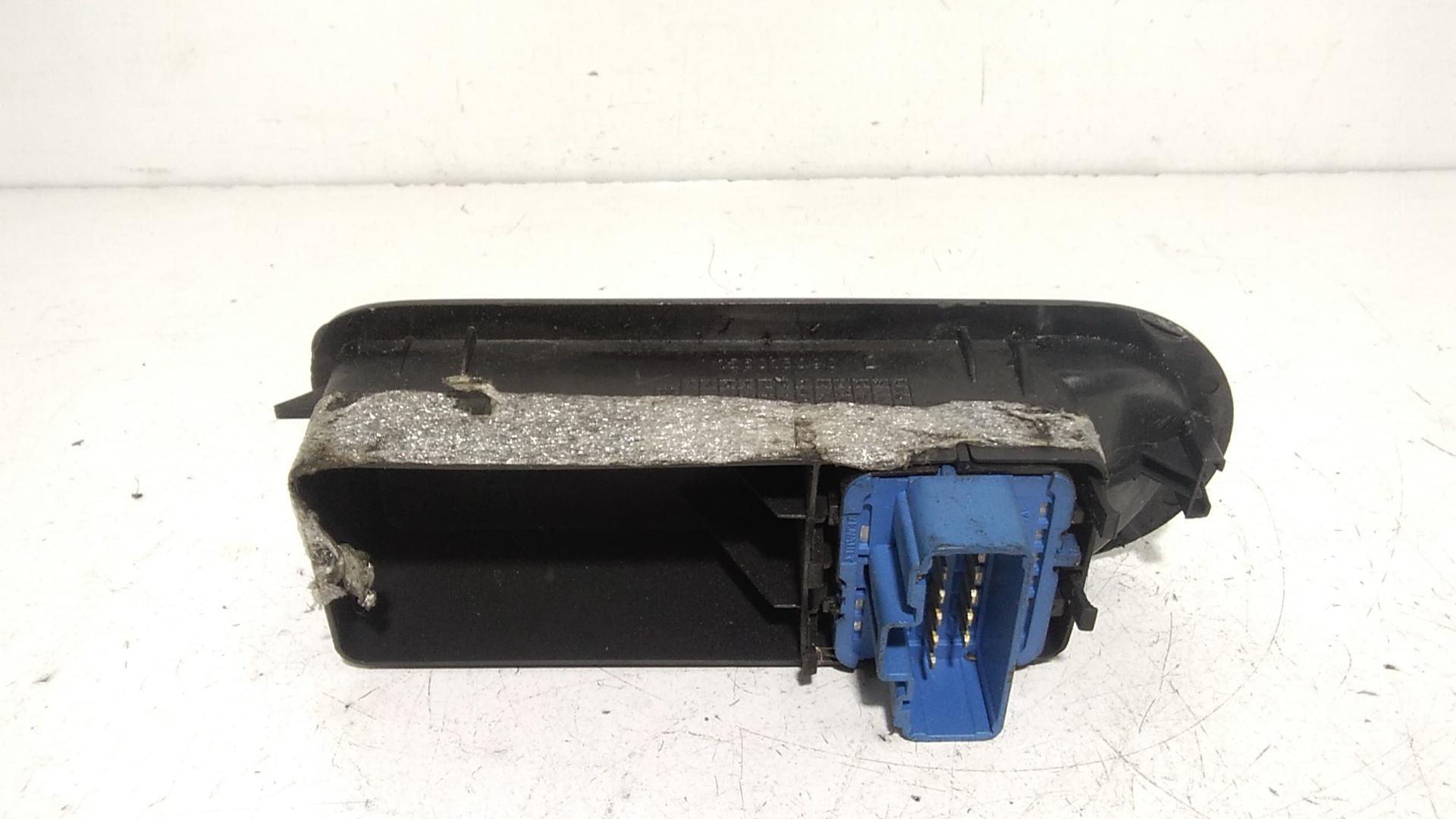 Interruttore Alzacristalli Porta Ant. Sinistro 8200107772 Usato