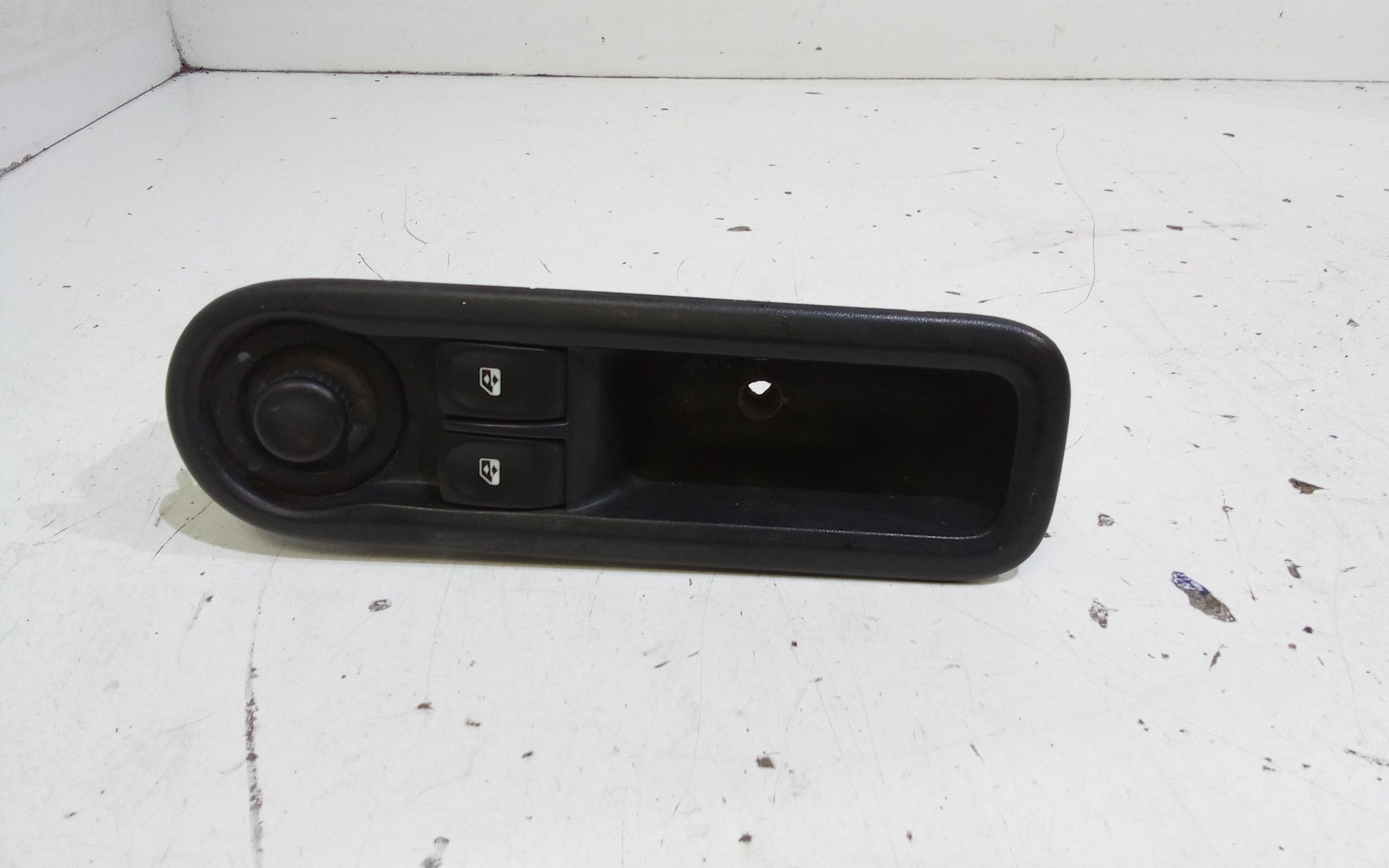 Interruttore Alzacristalli Porta Ant. Sinistro 8200214939 Usato