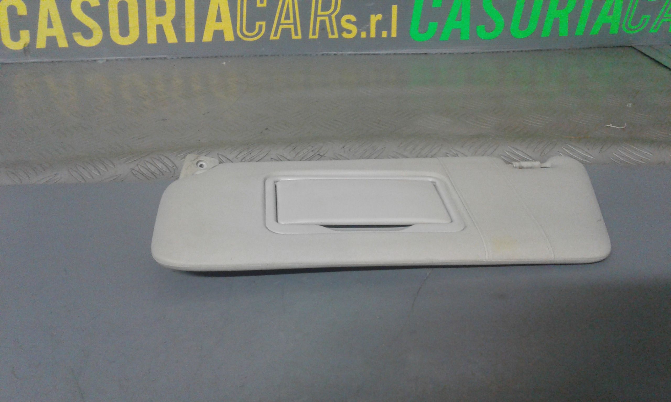 Aletta Parasole Parabrezza Sinistro A1688100110 Usato