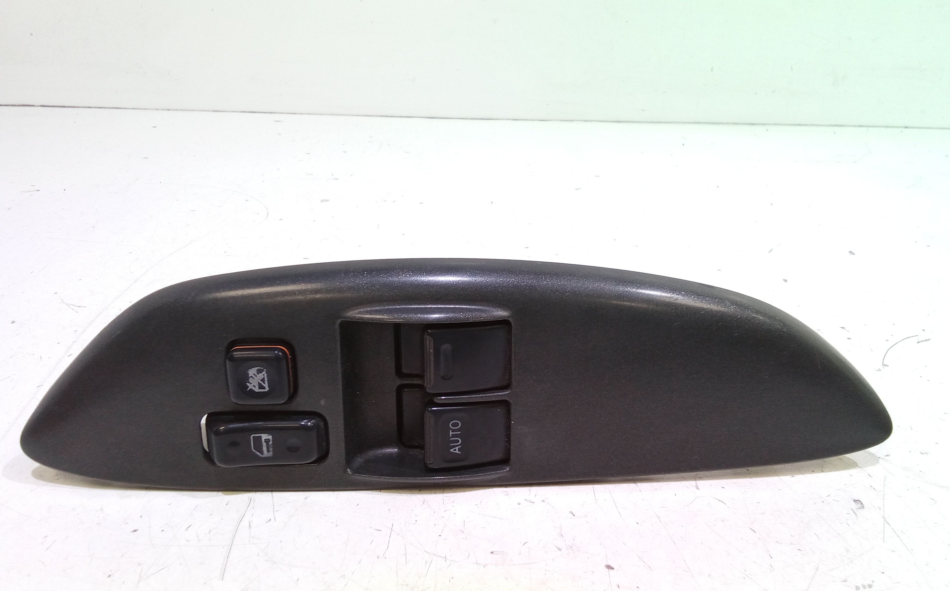 Interruttore Alzacristalli Porta Ant. Sinistro 8482010100 Usato