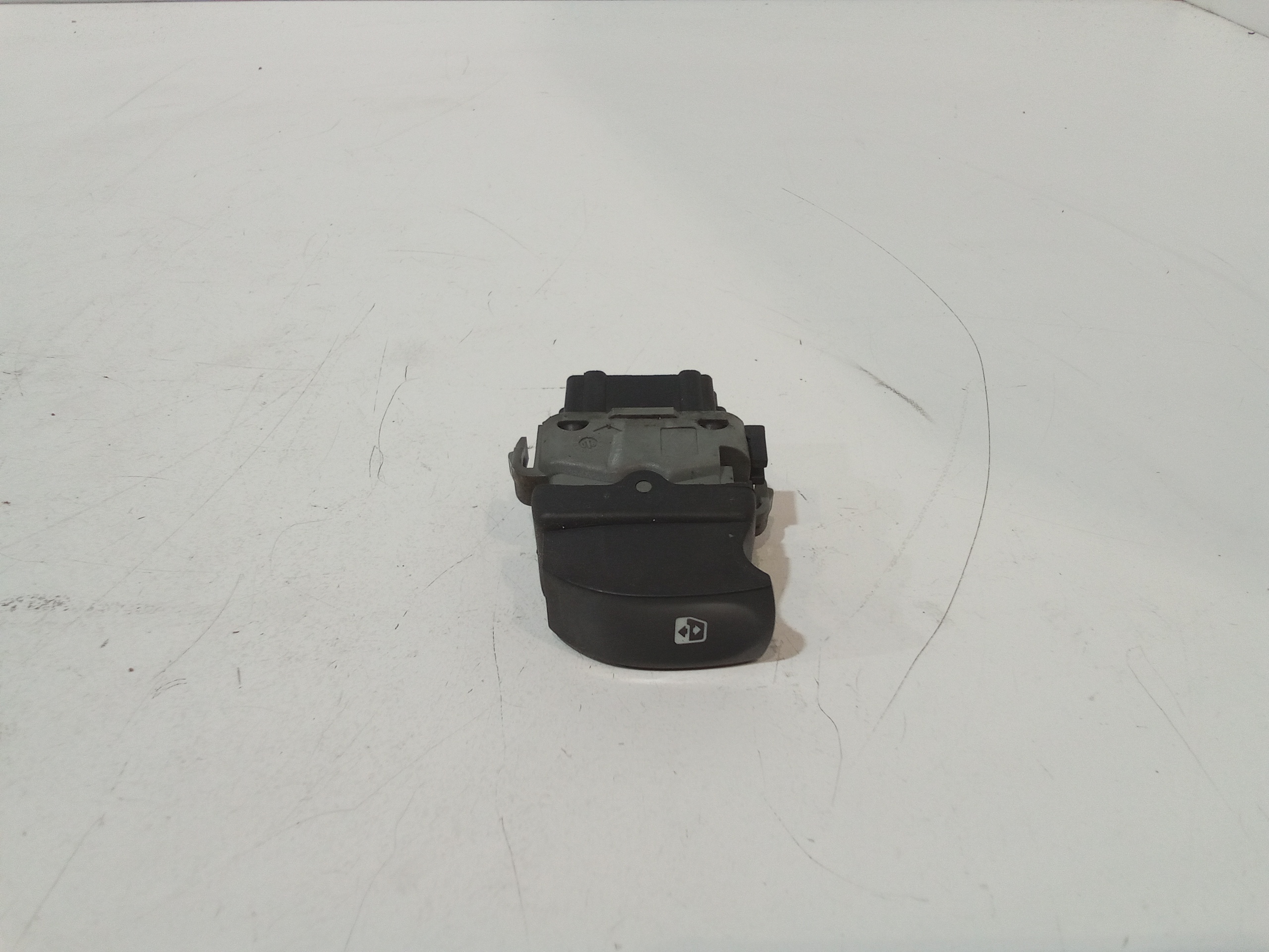 Interruttore Alzacristalli Porta Ant. Destro 8200214936 Usato