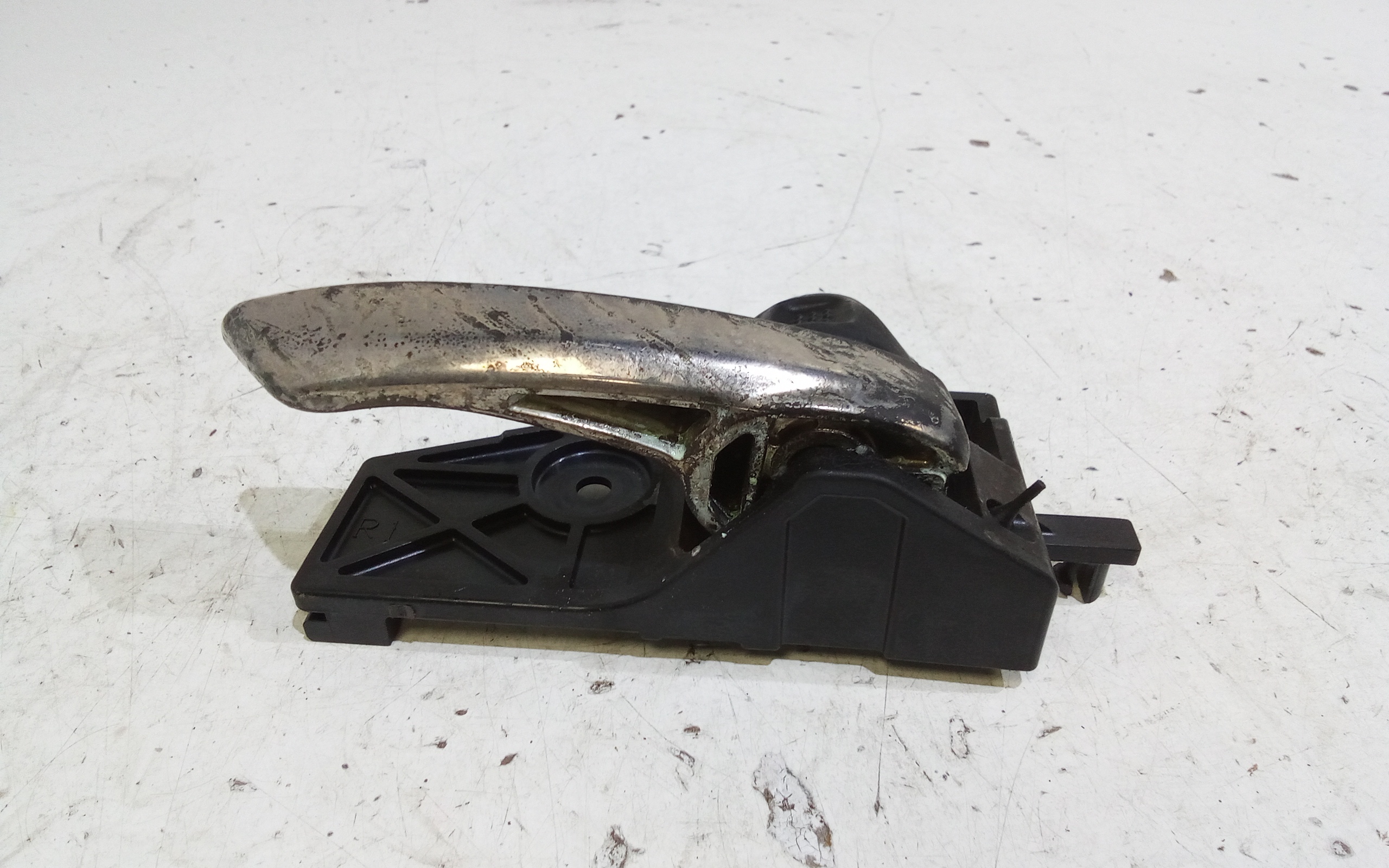 Maniglia Int. Apertura Porta Post. Destro 8311057L20C48 Usato