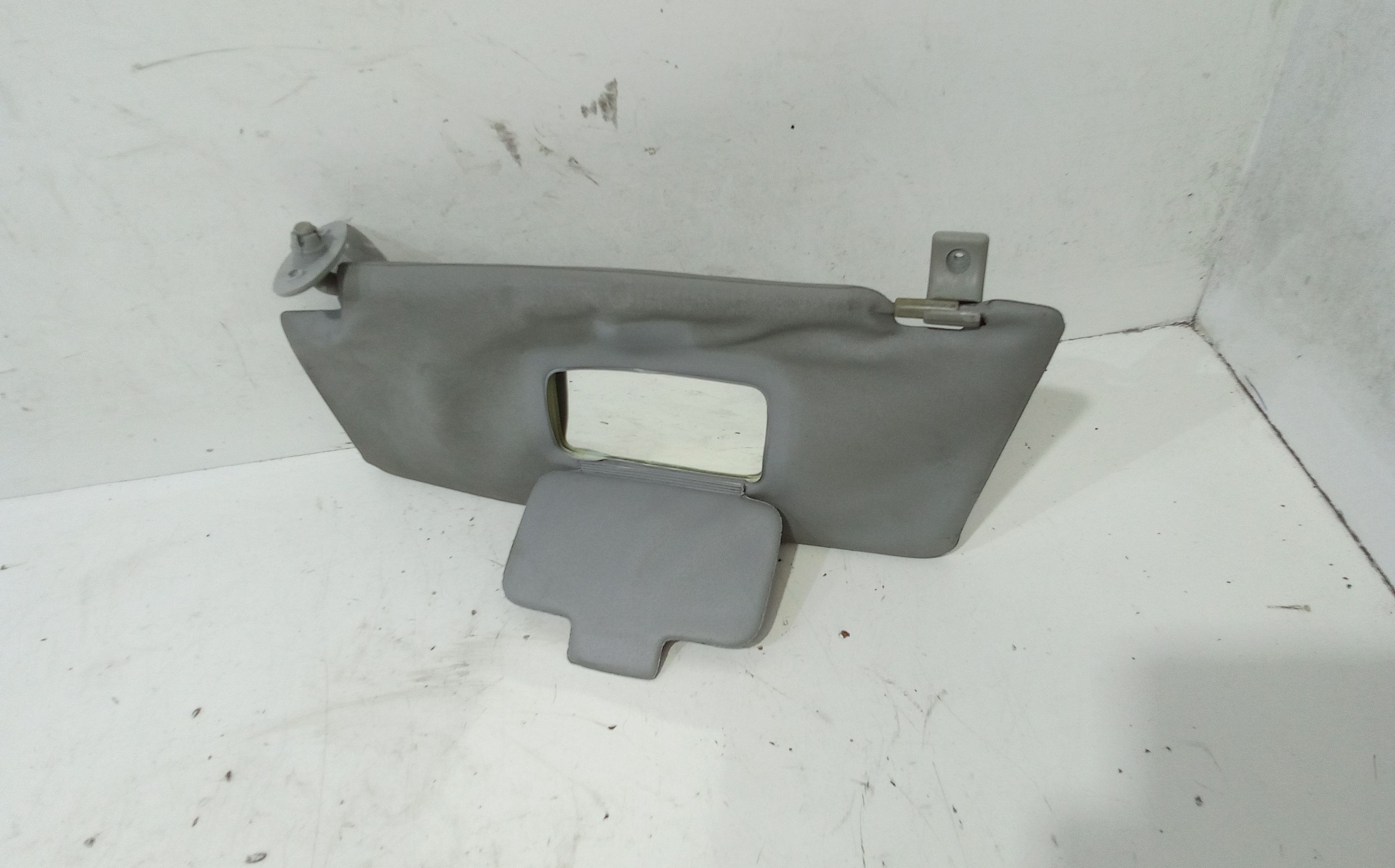 Aletta Parasole Parabrezza Sinistro 267881110140 Usato