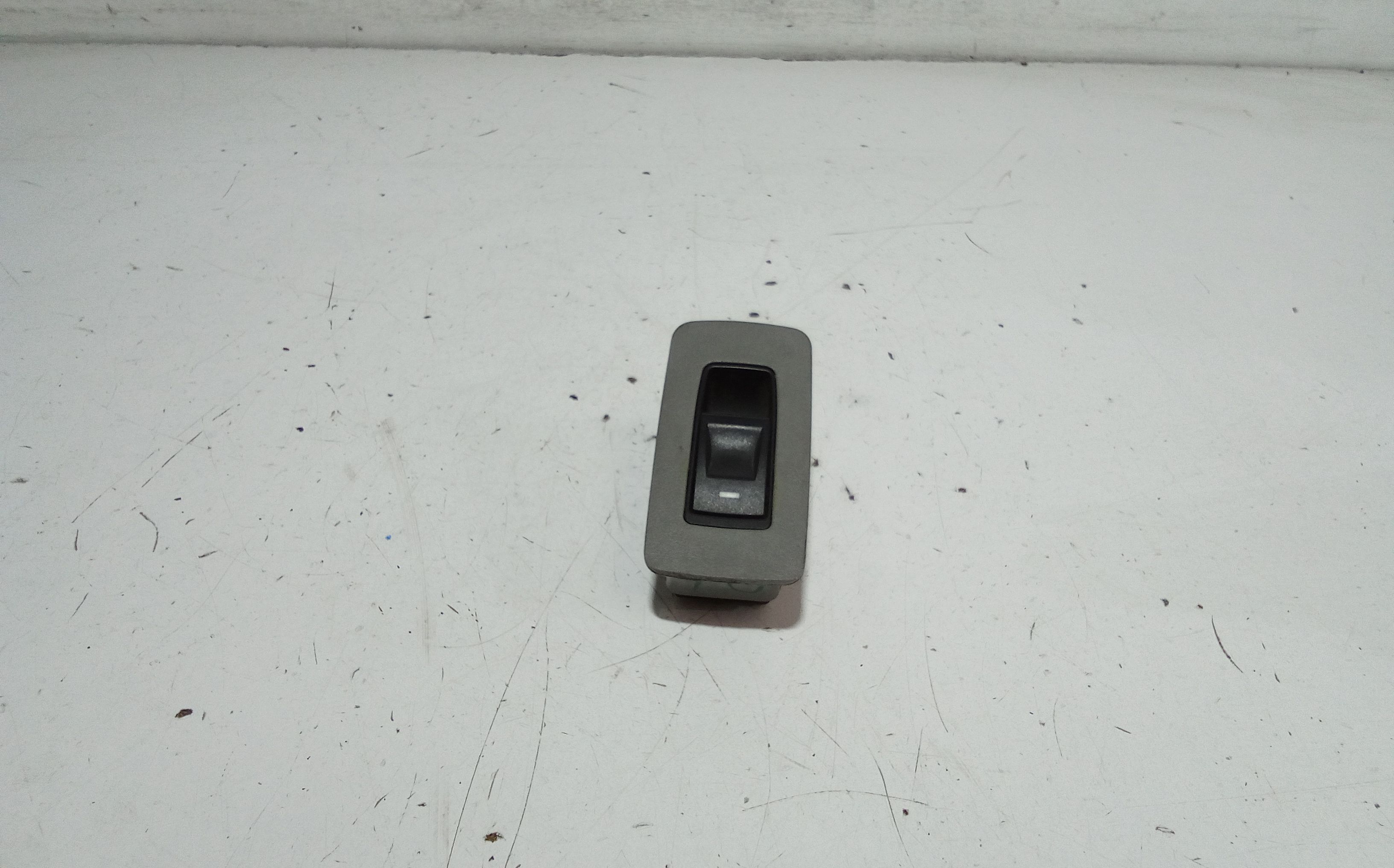 Interruttore Alzacristalli Porta Post. Sinistro K04602787AB Usato