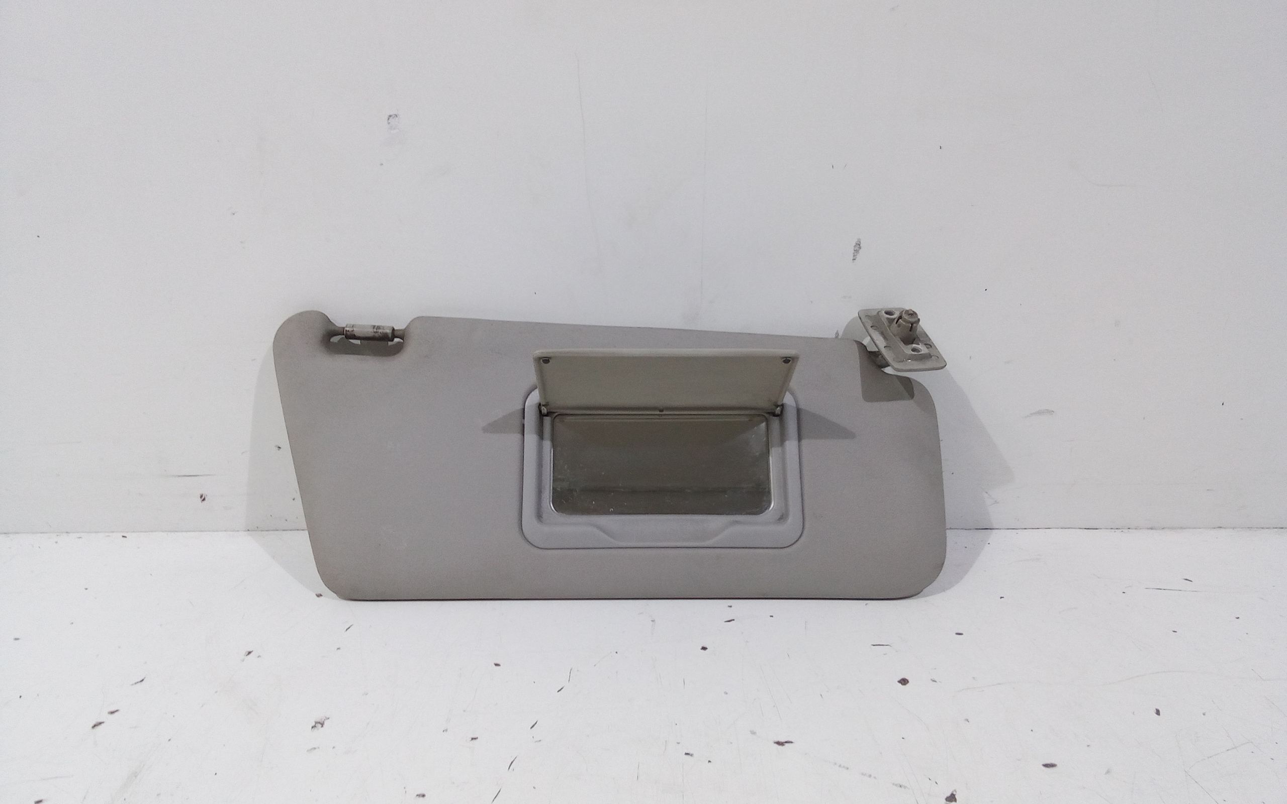 Aletta Parasole Parabrezza Destro A16981002107H48 Usato