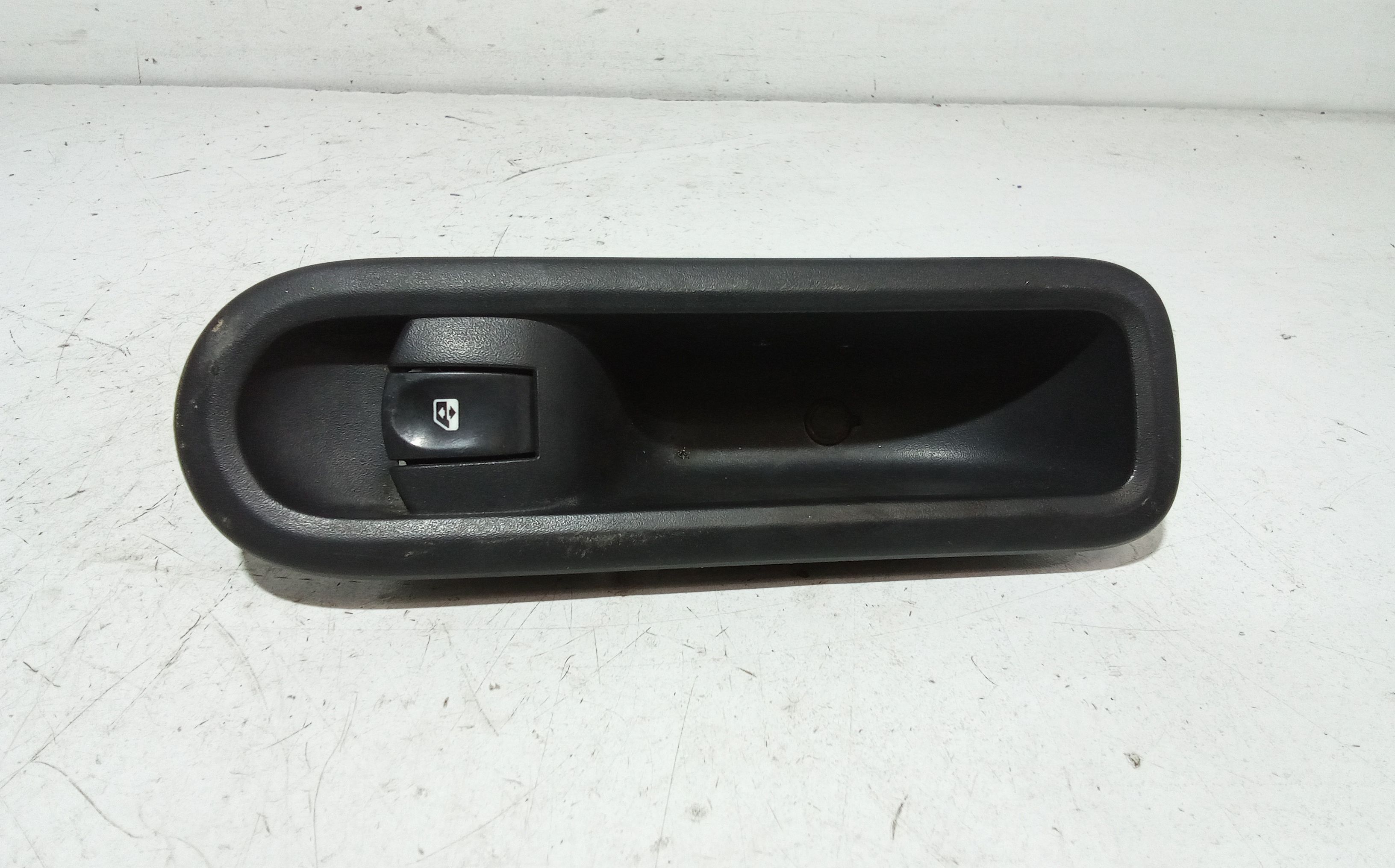 Interruttore Alzacristalli Porta Ant. Destro 8200214936 Usato