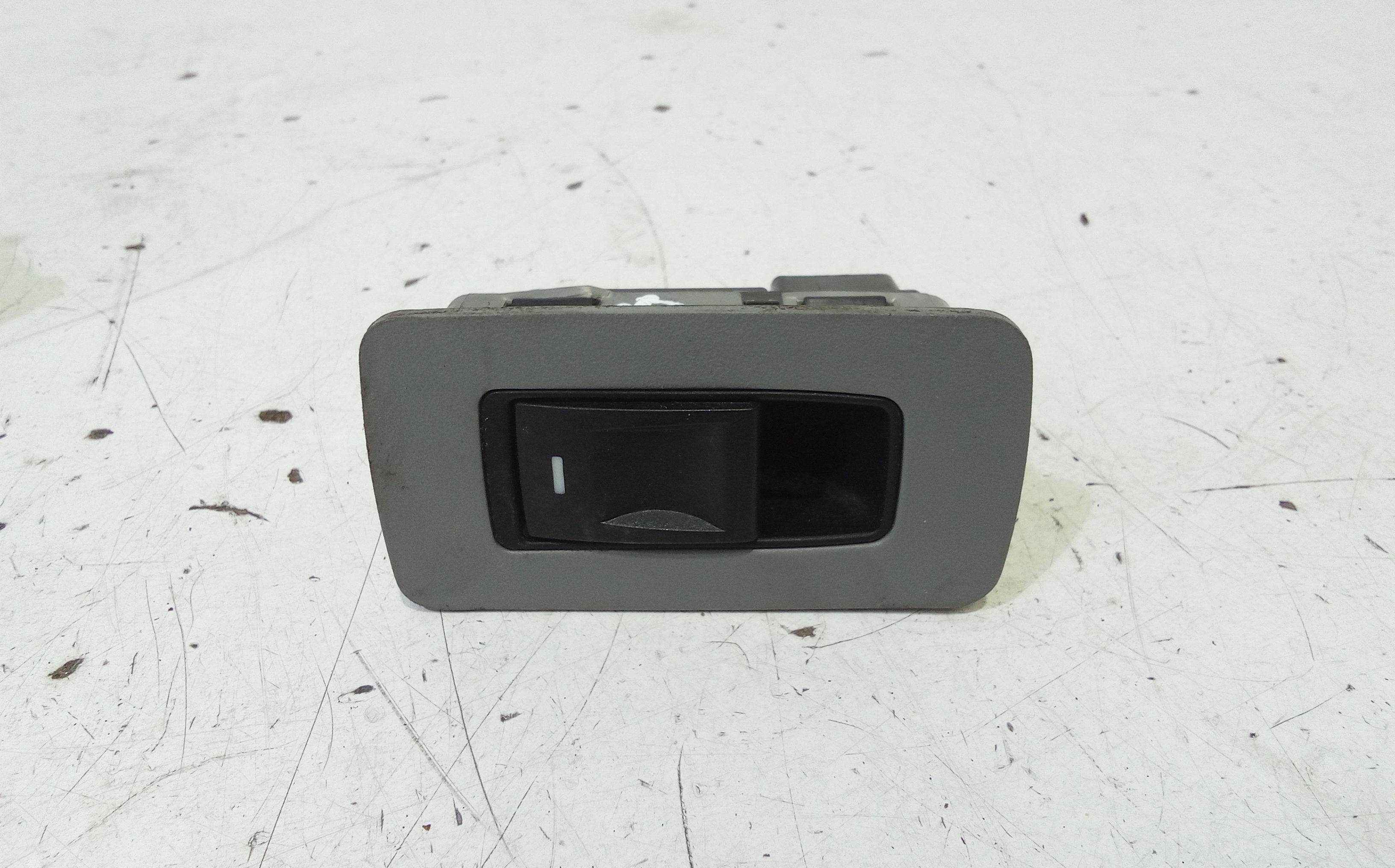 Interruttore Alzacristalli Porta Post. Destro K04602787AB Usato