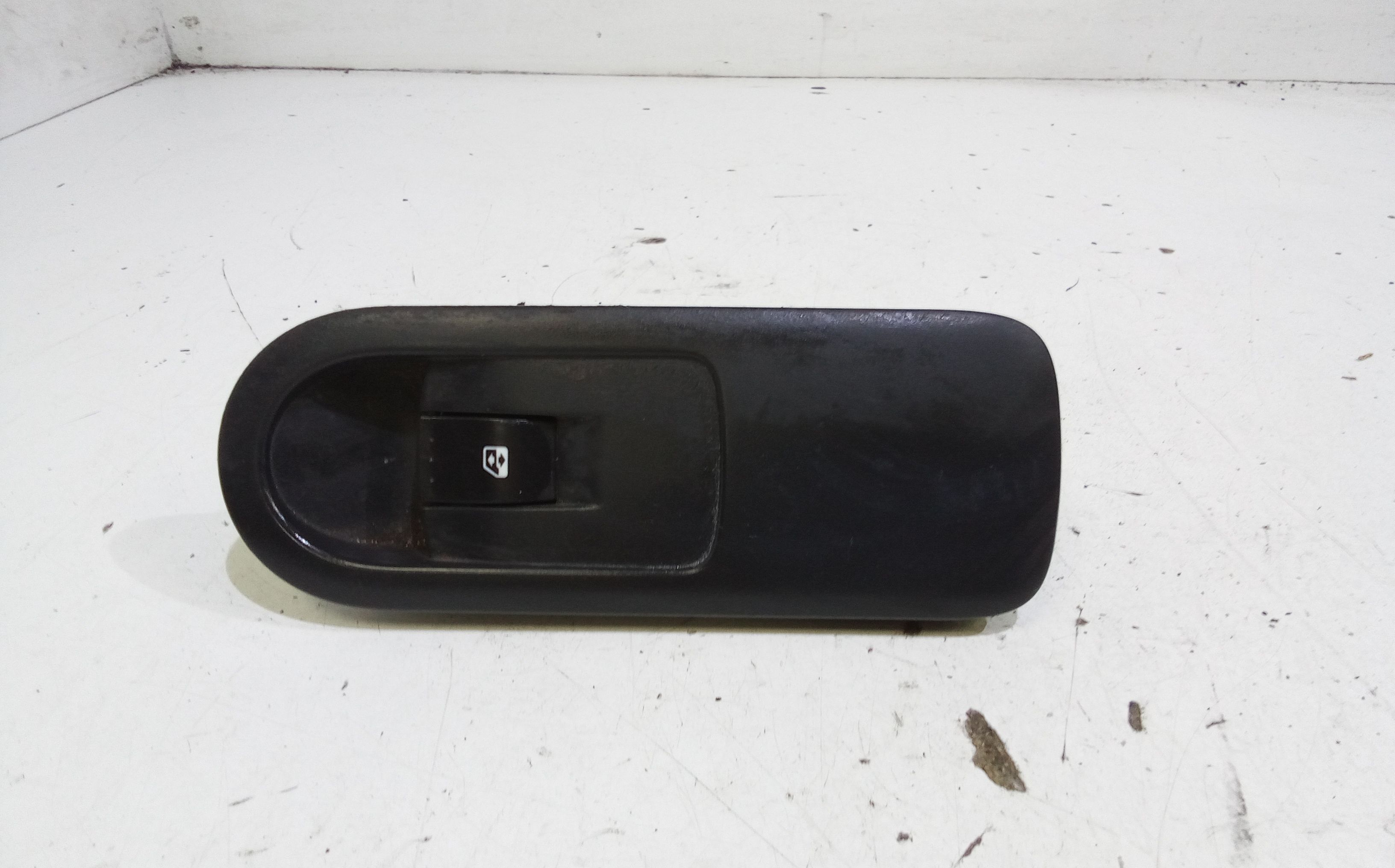 Interruttore Alzacristalli Porta Ant. Destro 8200220511 Usato