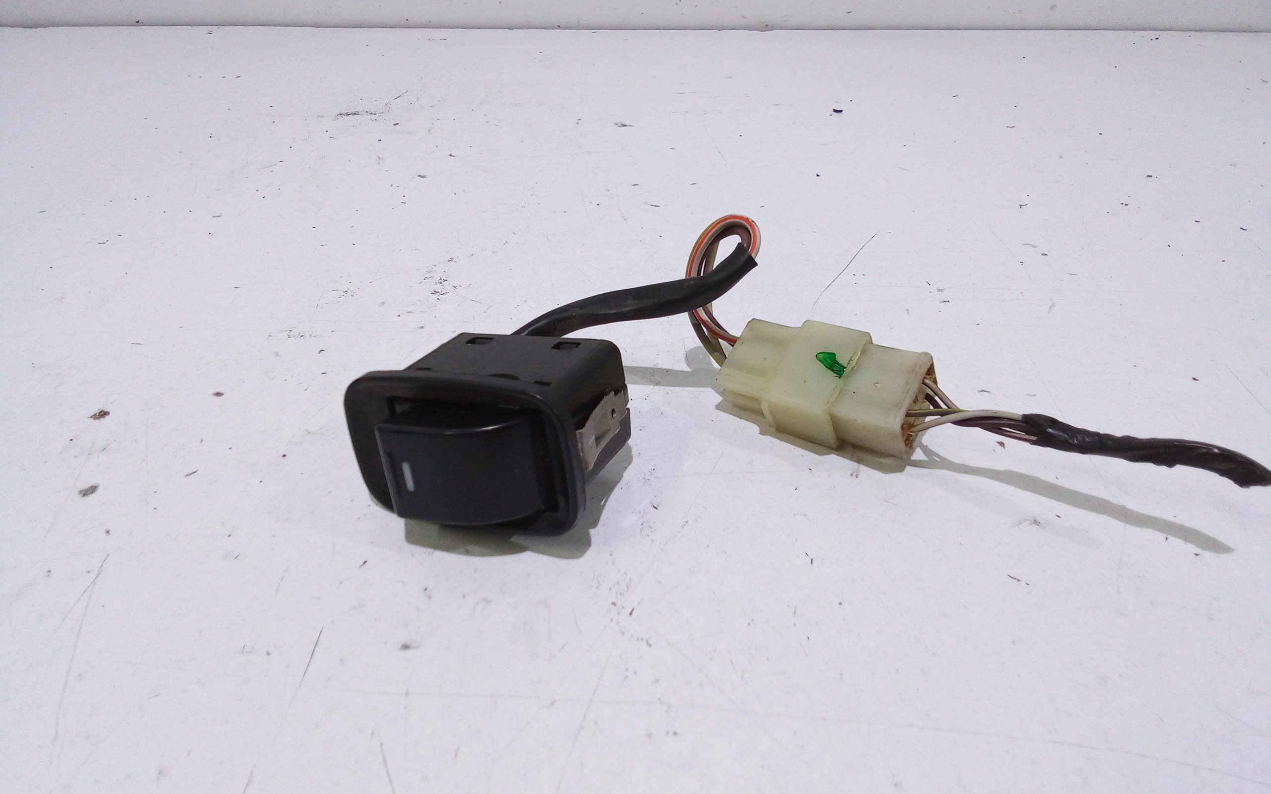 Interruttore Alzacristalli Porta Post. Sinistro 284354509902 Usato