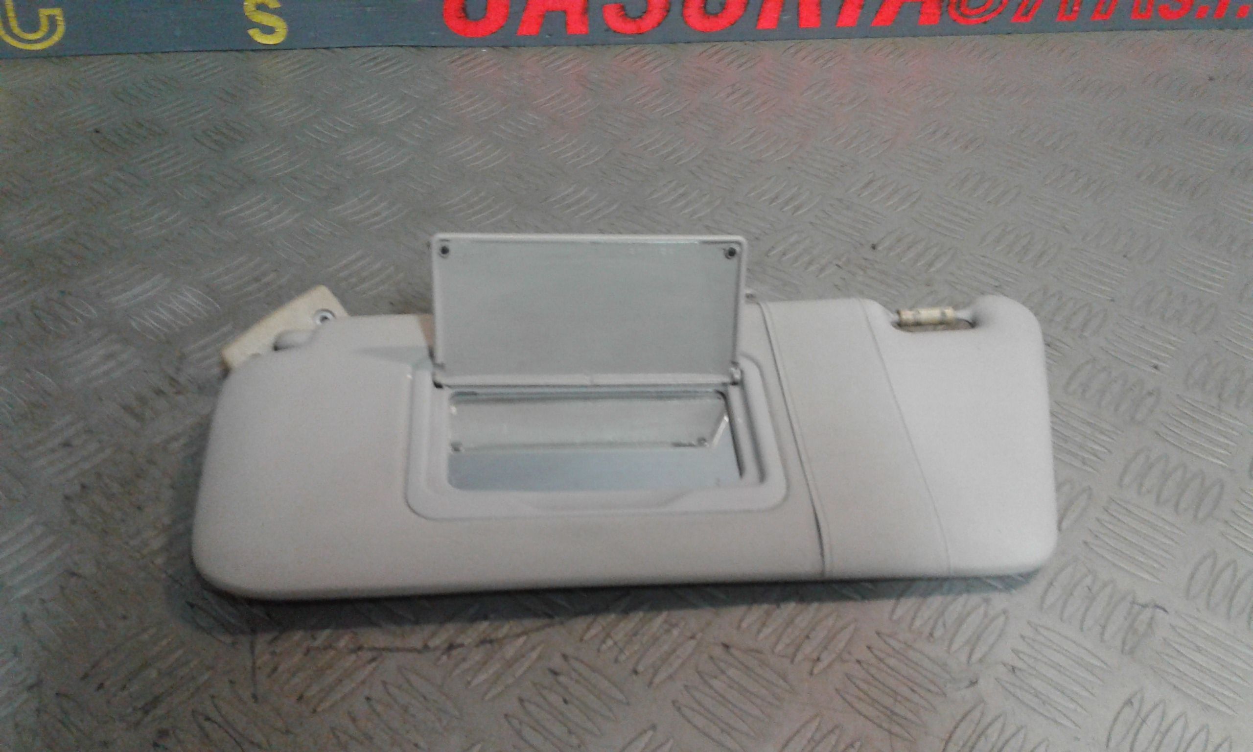 Aletta Parasole Parabrezza Sinistro A1688100110 Usato