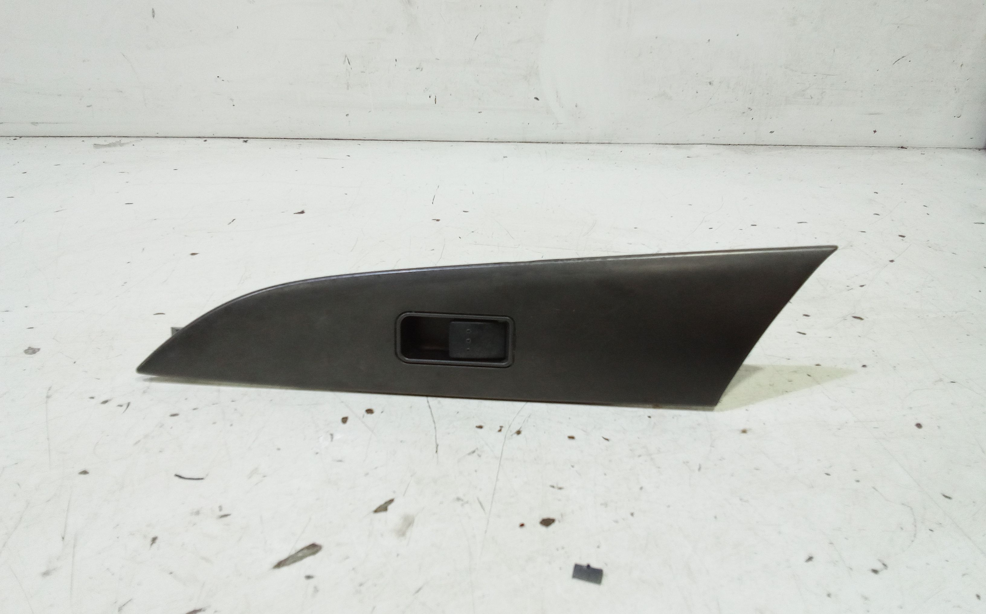 Interruttore Alzacristalli Porta Ant. Destro BP4K66370 Usato