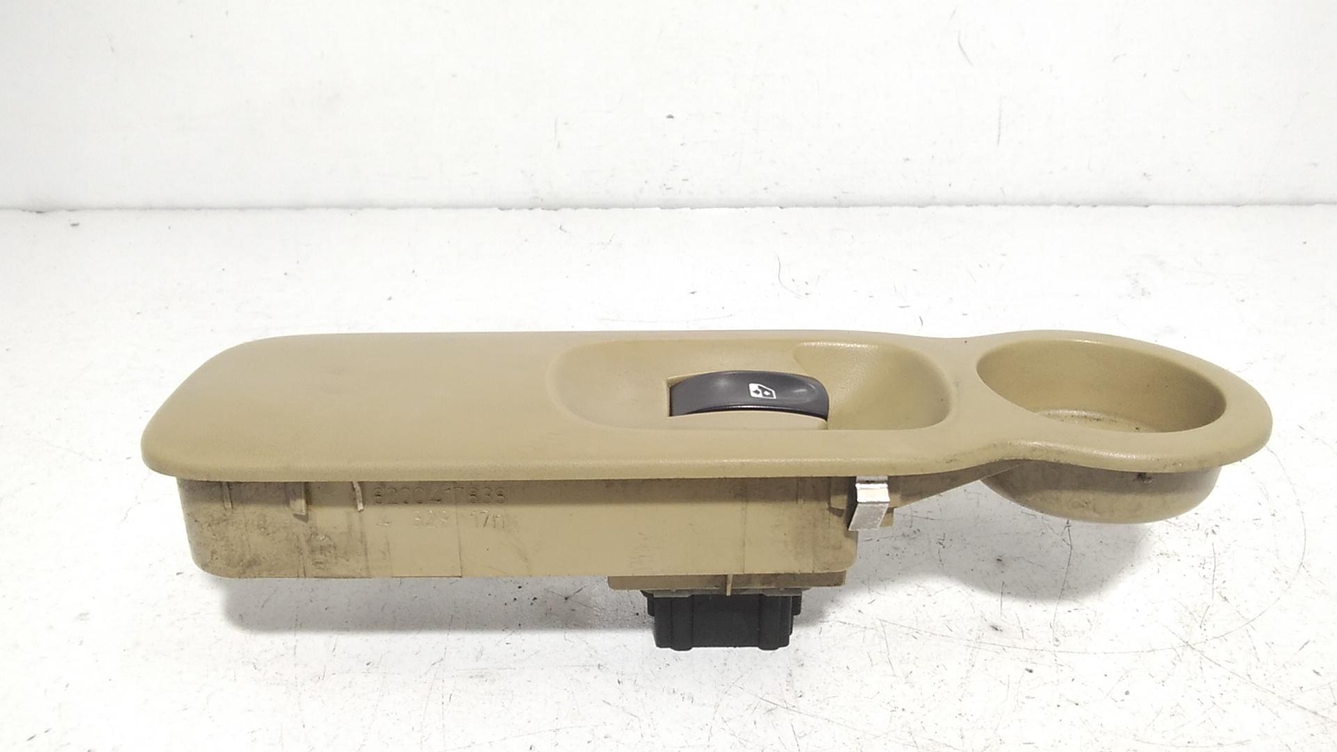 Interruttore Alzacristalli Porta Ant. Destro 8200214936 Usato