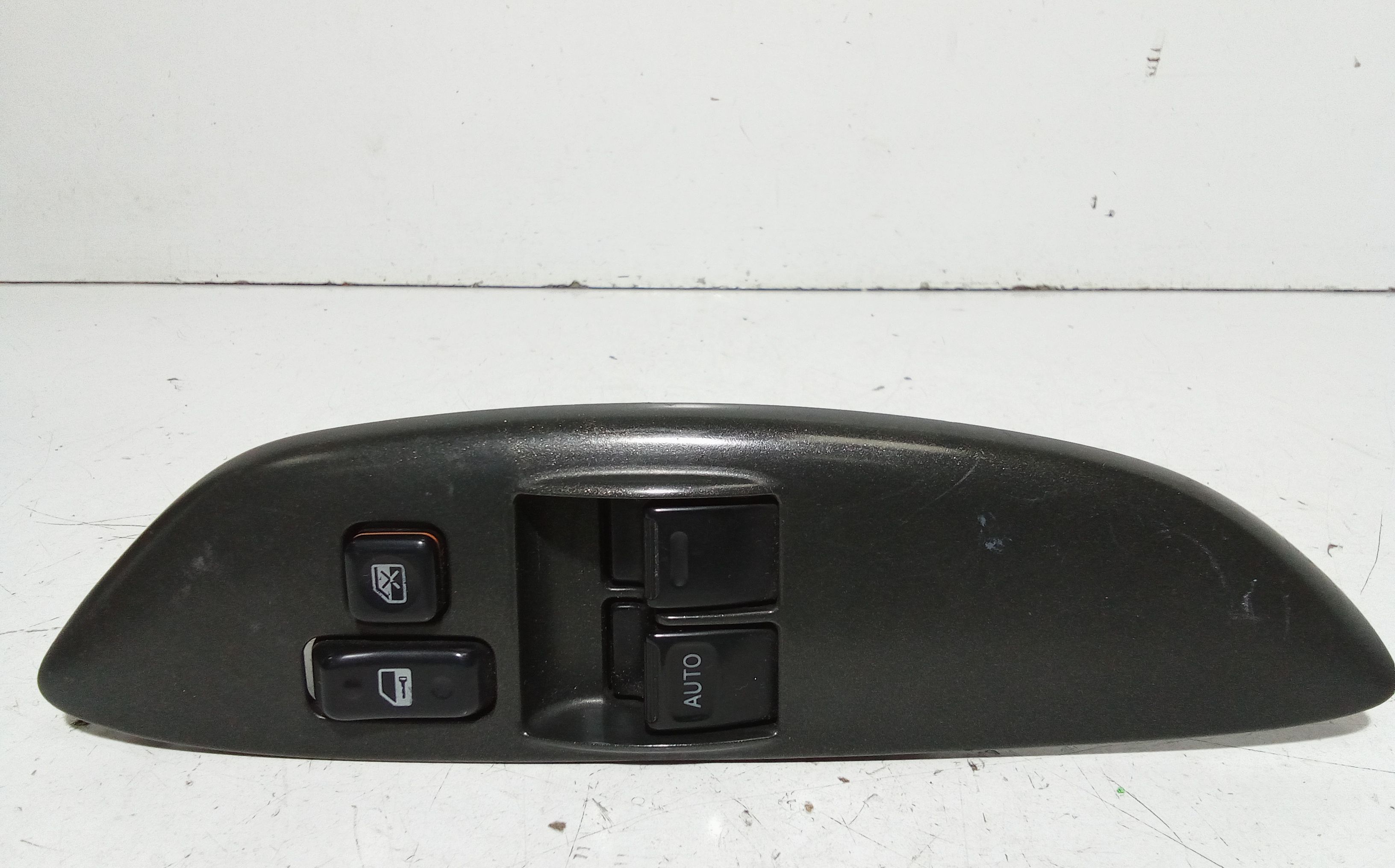 Interruttore Alzacristalli Porta Ant. Sinistro 8482010100 Usato