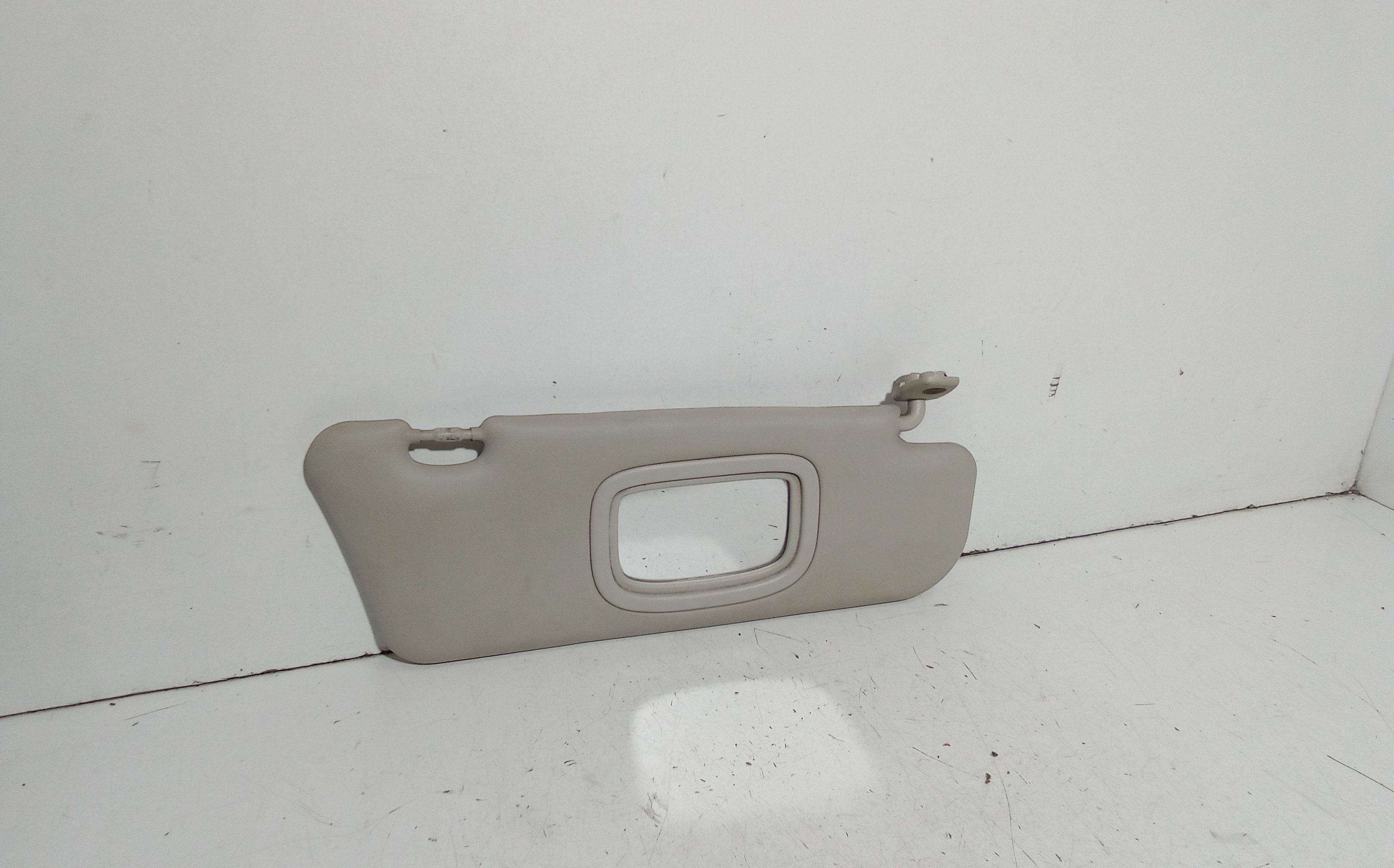 Aletta Parasole Parabrezza Destro 735420218 Usato