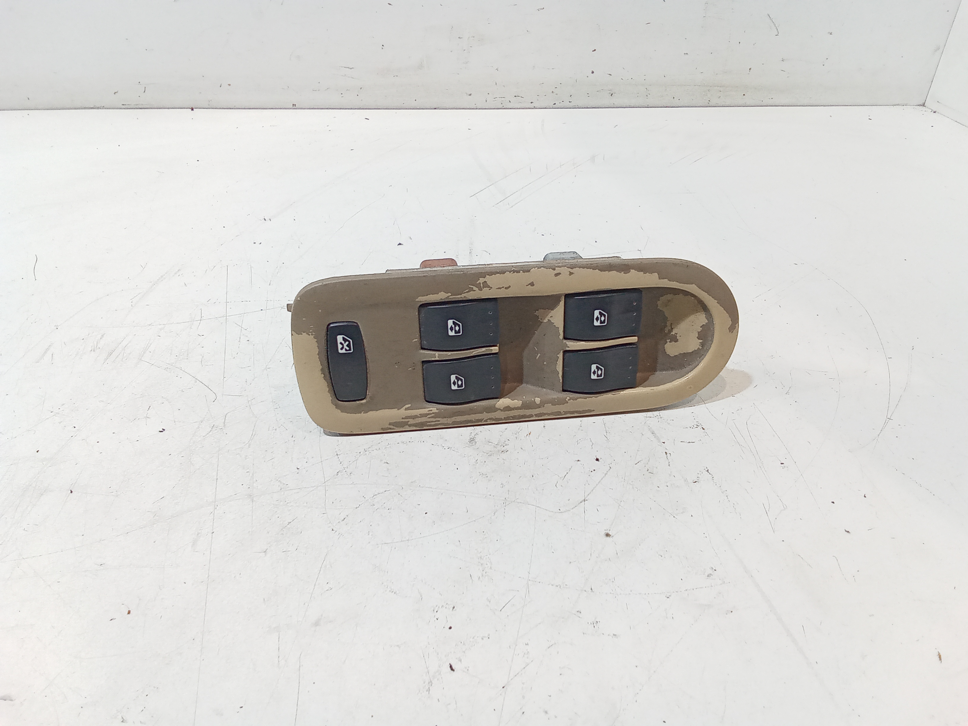 Interruttore Alzacristalli Porta Ant. Sinistro 8200107772 Usato