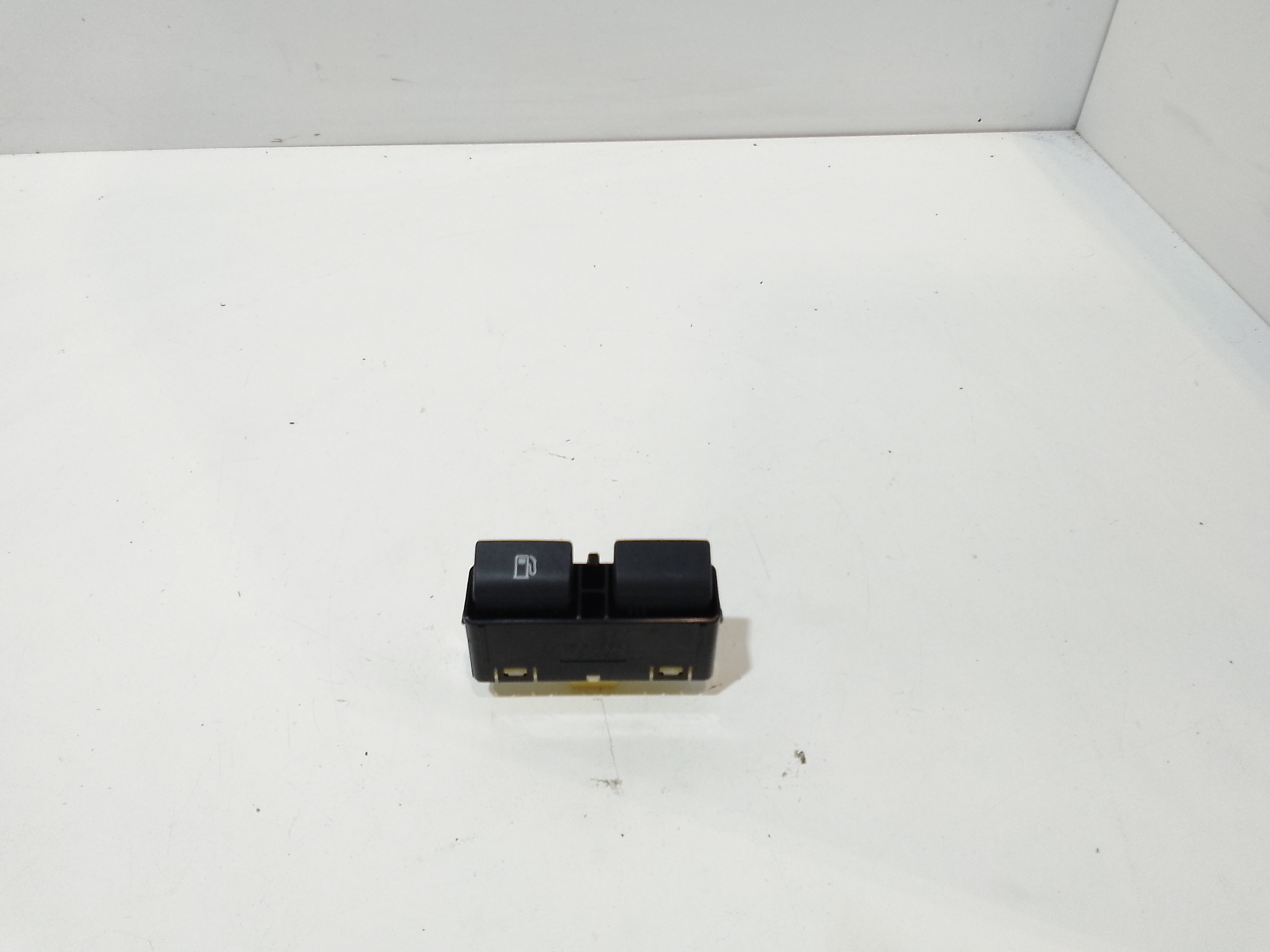 Interruttore Apertura Sportello Carburante 8480476010 Usato