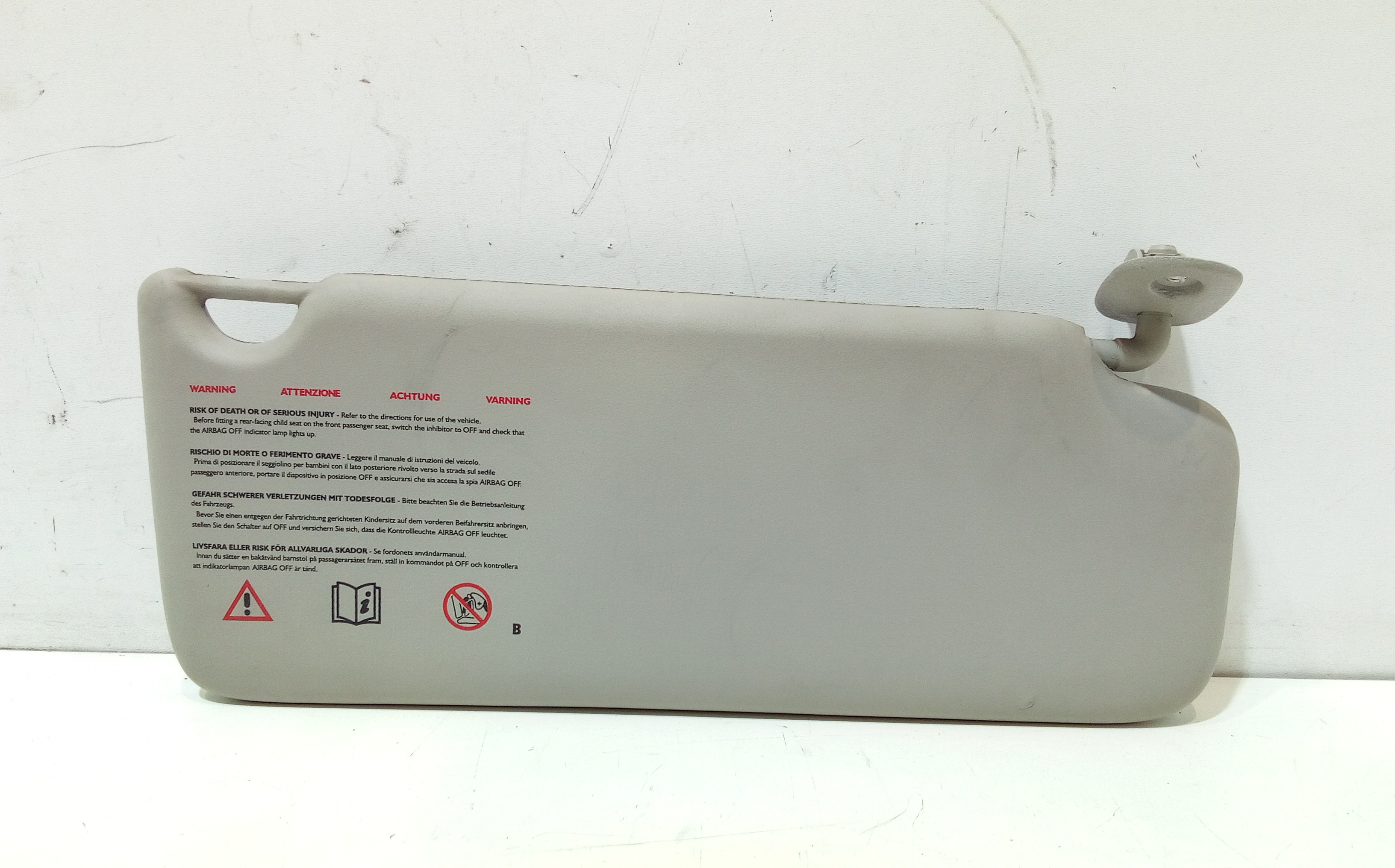 Aletta Parasole Parabrezza Destro 8200809473 Usato