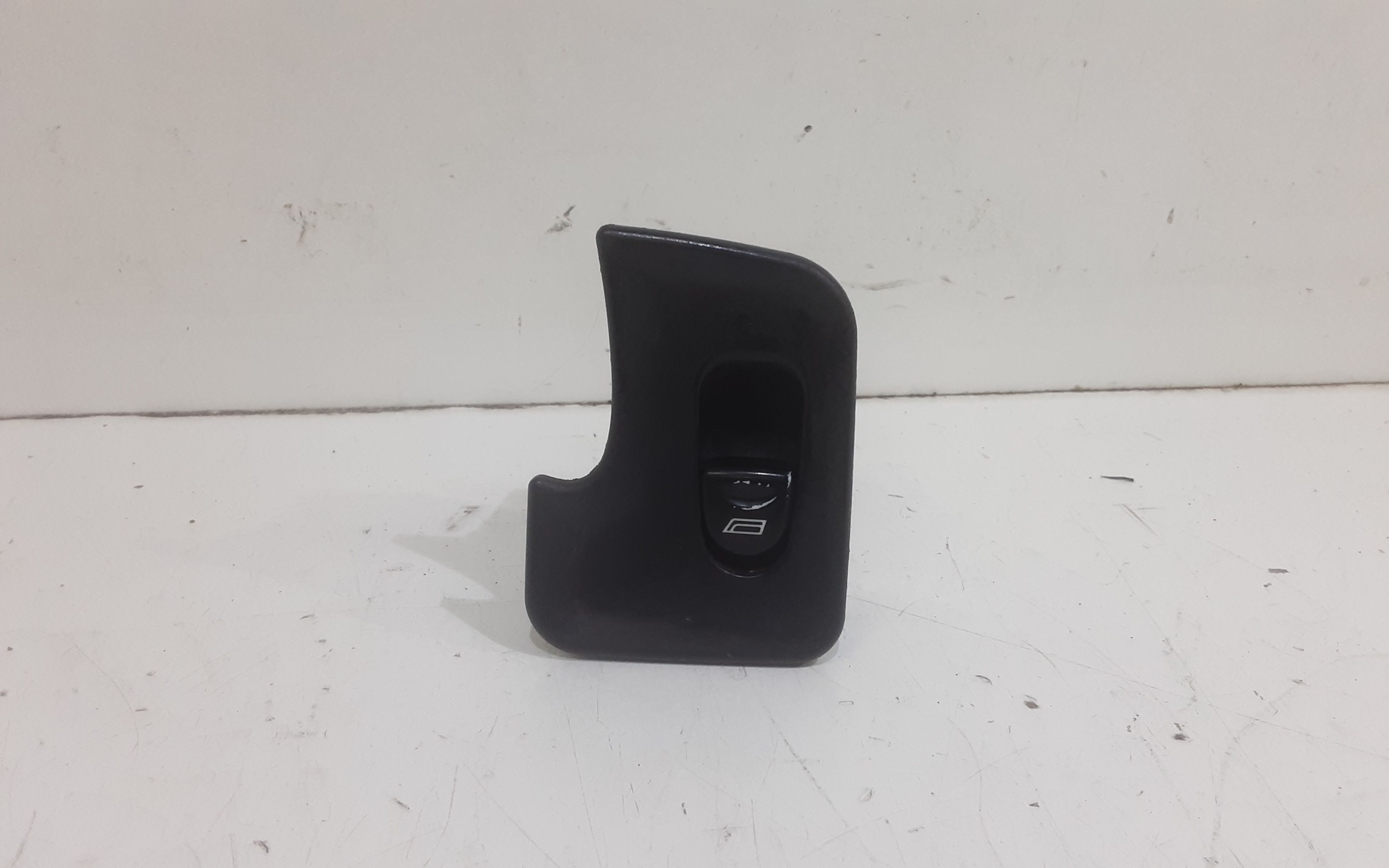 Interruttore Alzacristalli Porta Ant. Destro 735433625 Usato