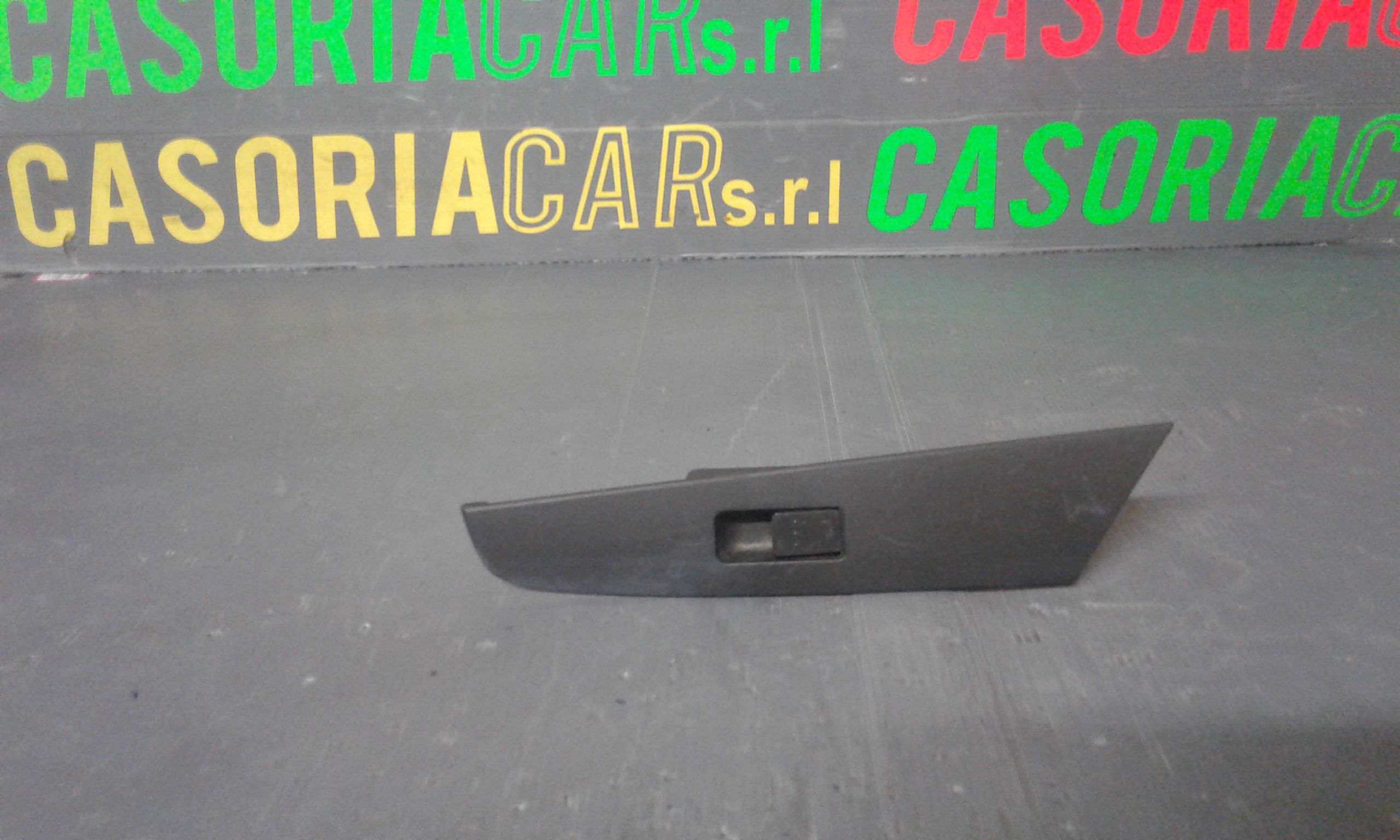 Interruttore Alzacristalli Porta Post. Destro BP4K66380 Usato