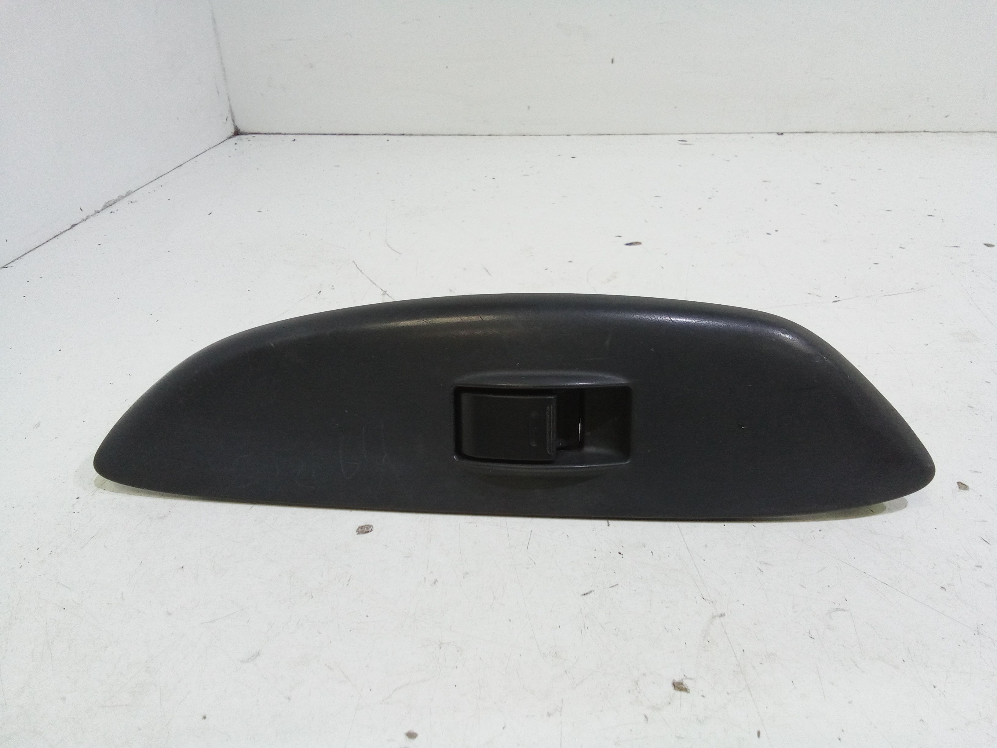 Interruttore Alzacristalli Porta Ant. Destro 848100D010 Usato