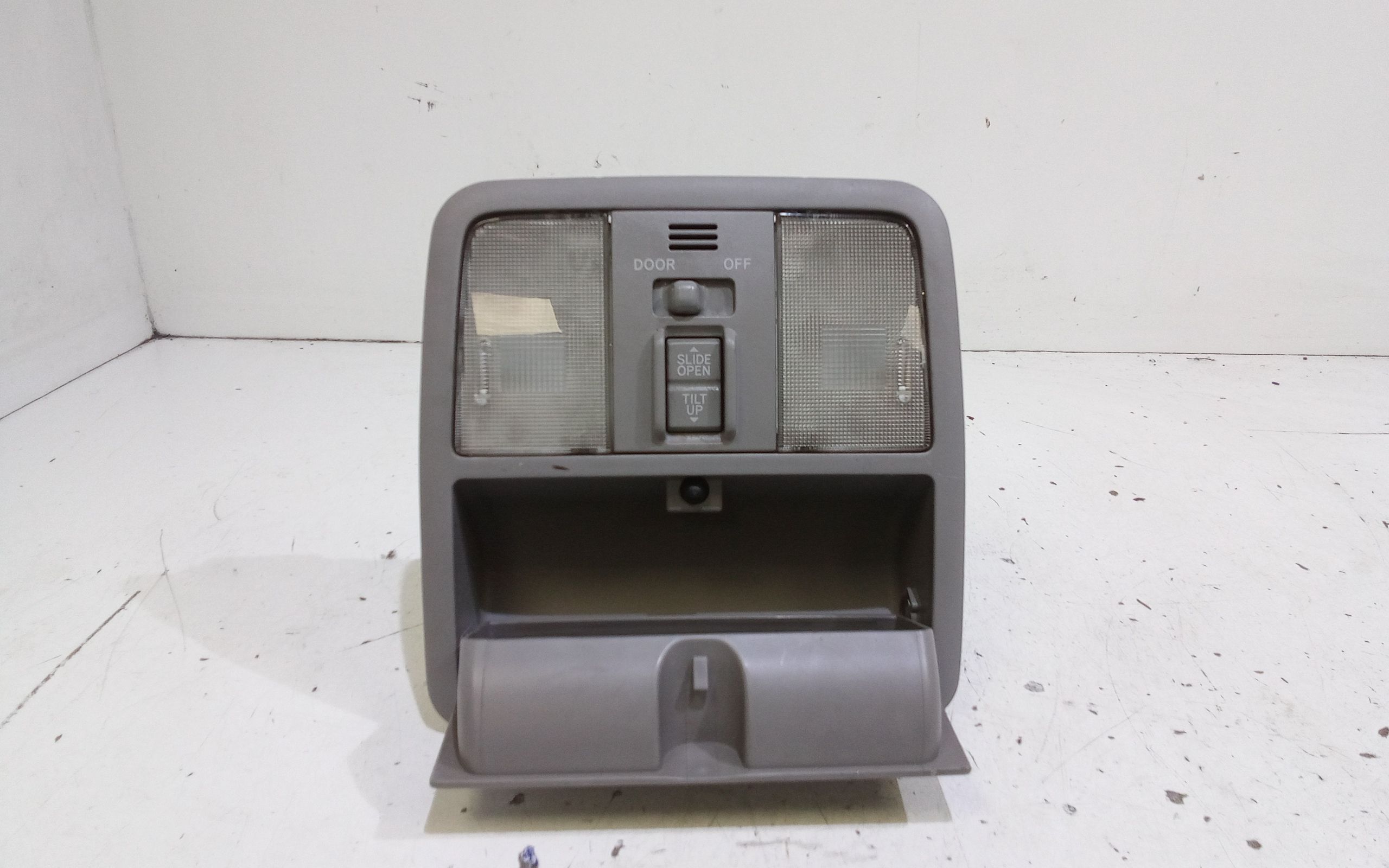 Luce Cortesia Ant. Tetto 8126042061B0 Usato