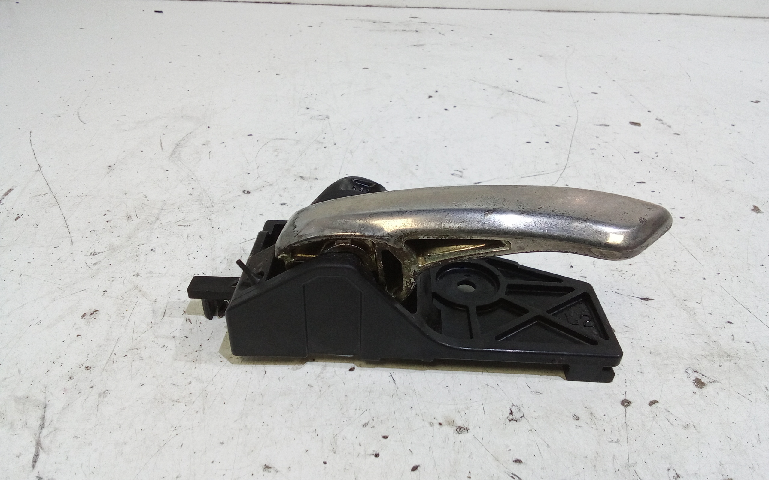 Maniglia Int. Apertura Porta Post. Sinistro 8313057L20C48 Usato