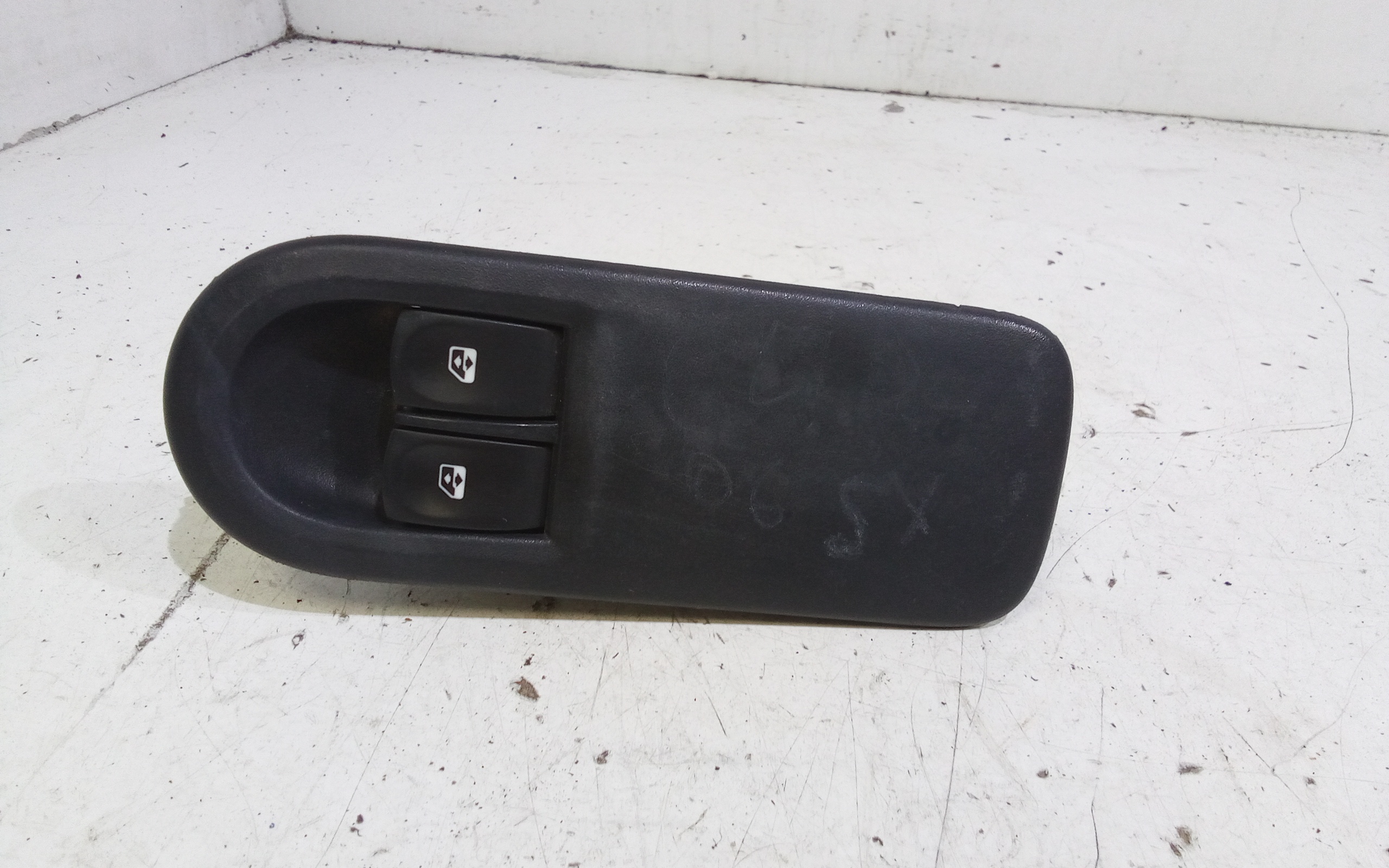 Interruttore Alzacristalli Porta Ant. Sinistro 8200214939 Usato